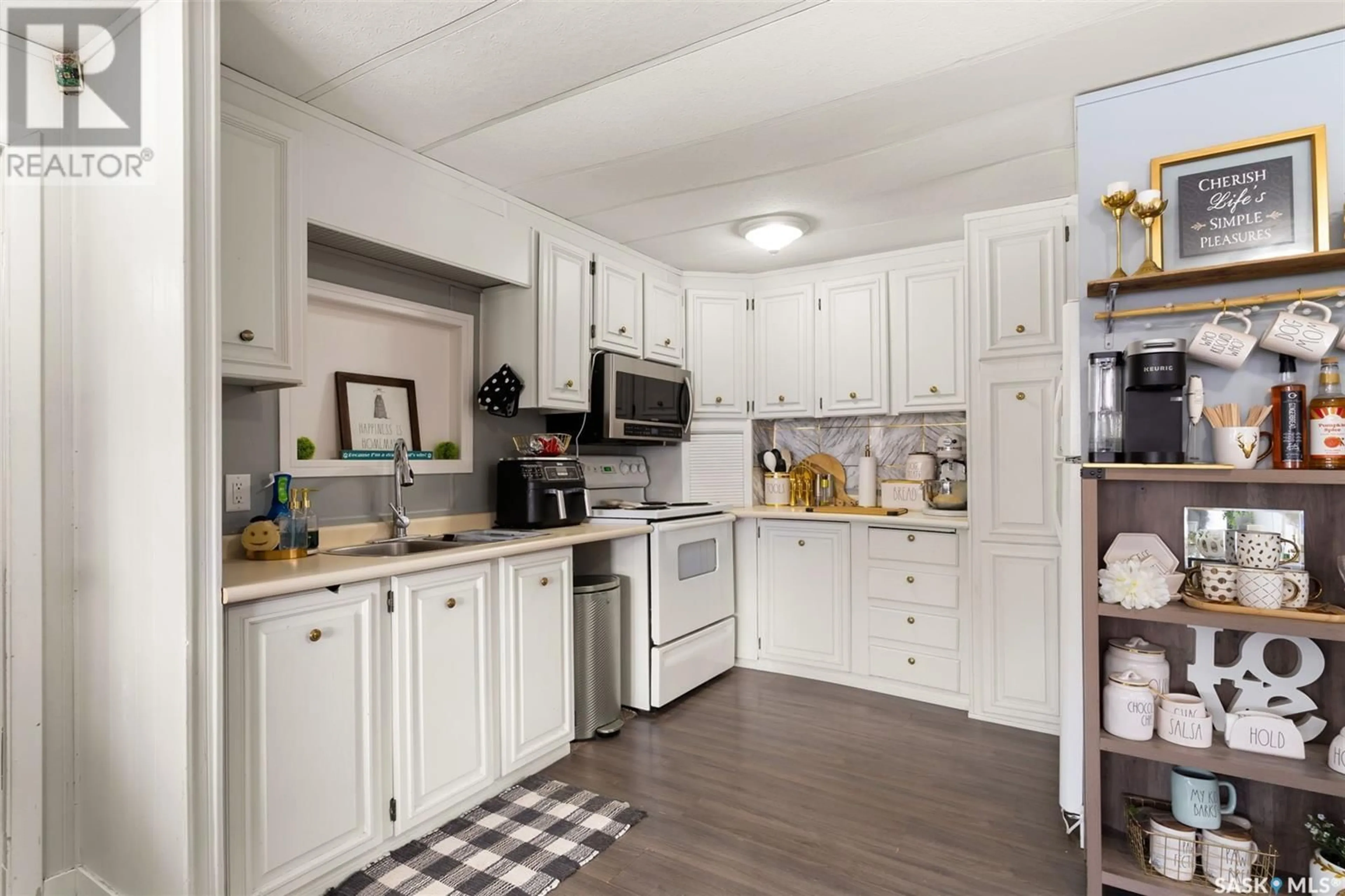 Standard kitchen, unknown for 26 GARUIK CRESCENT, Regina Saskatchewan S4S7E6