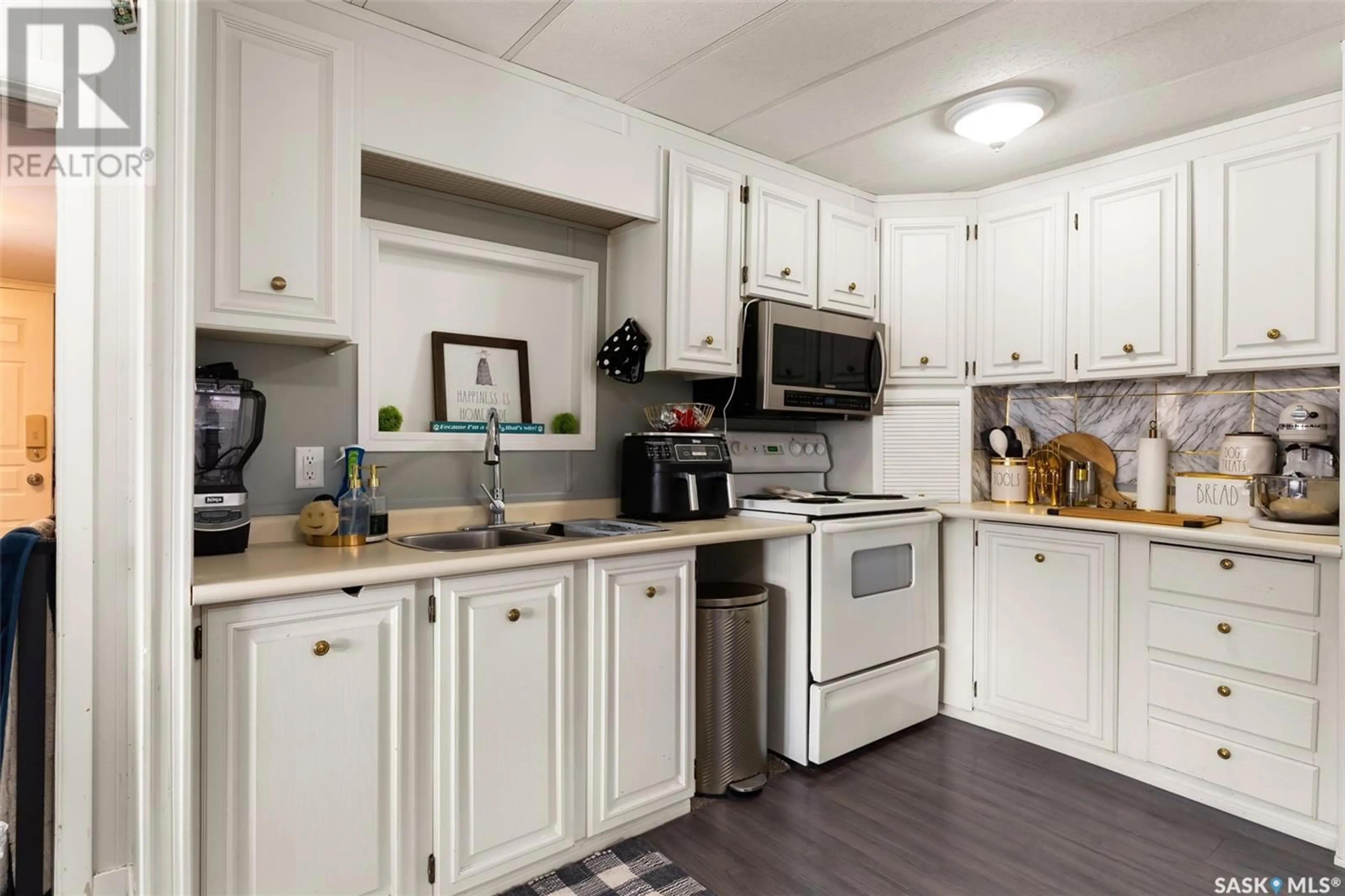 Standard kitchen, wood/laminate floor for 26 GARUIK CRESCENT, Regina Saskatchewan S4S7E6