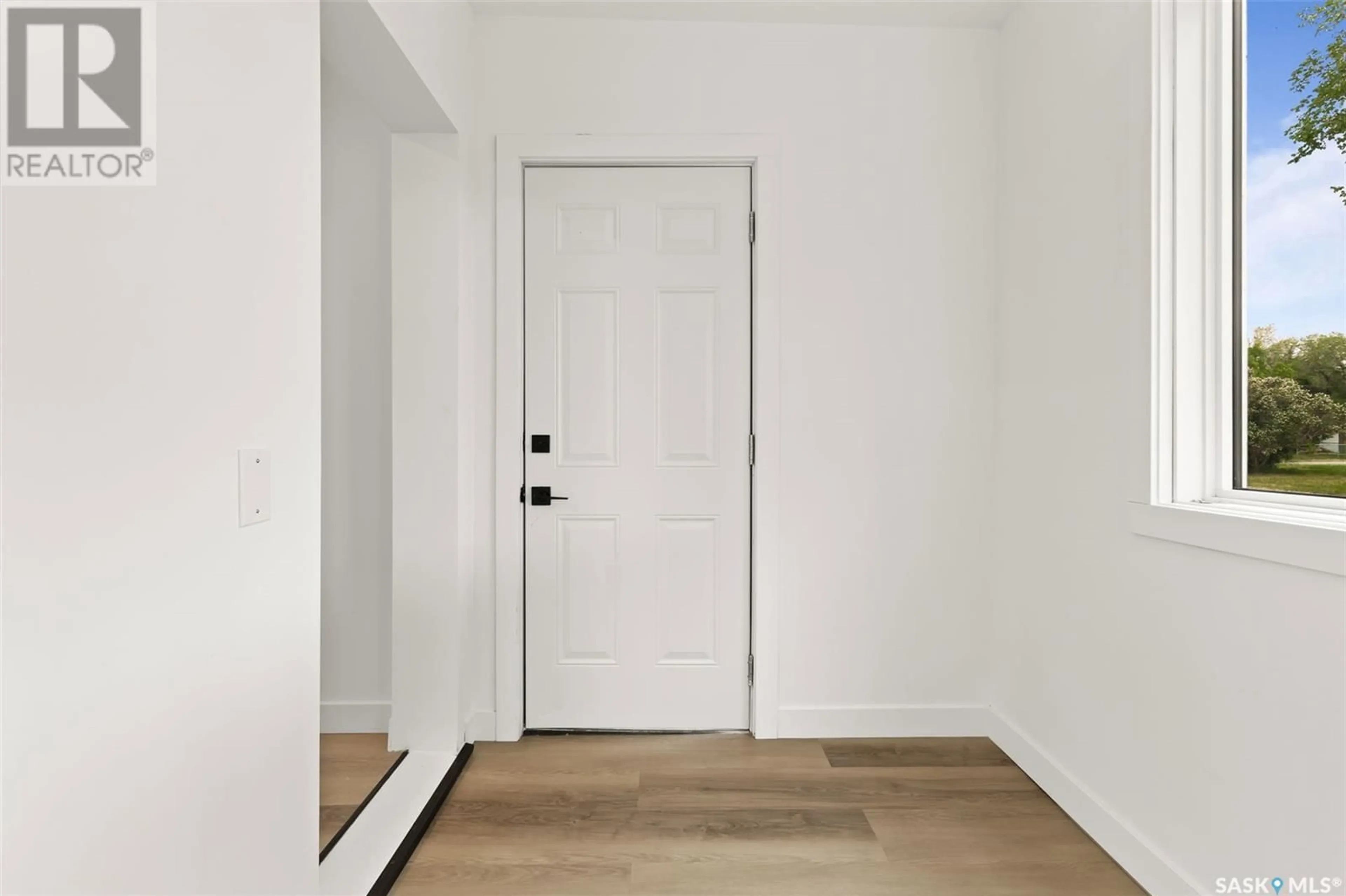 Indoor entryway for 1212 WALLACE STREET, Regina Saskatchewan S4N3Z3