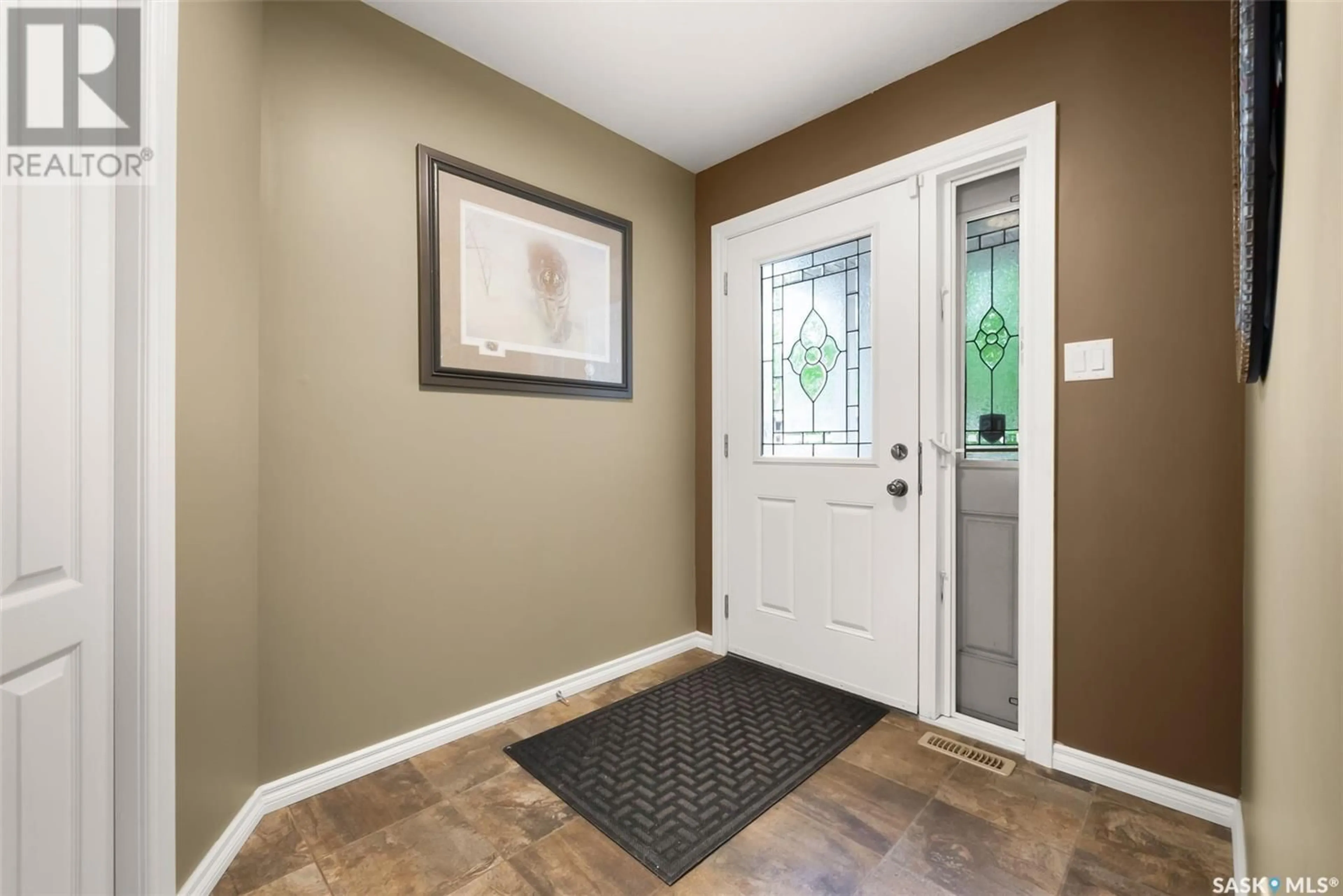 Indoor entryway for 105 - 4701 CHILD AVENUE, Regina Saskatchewan S4X0E7
