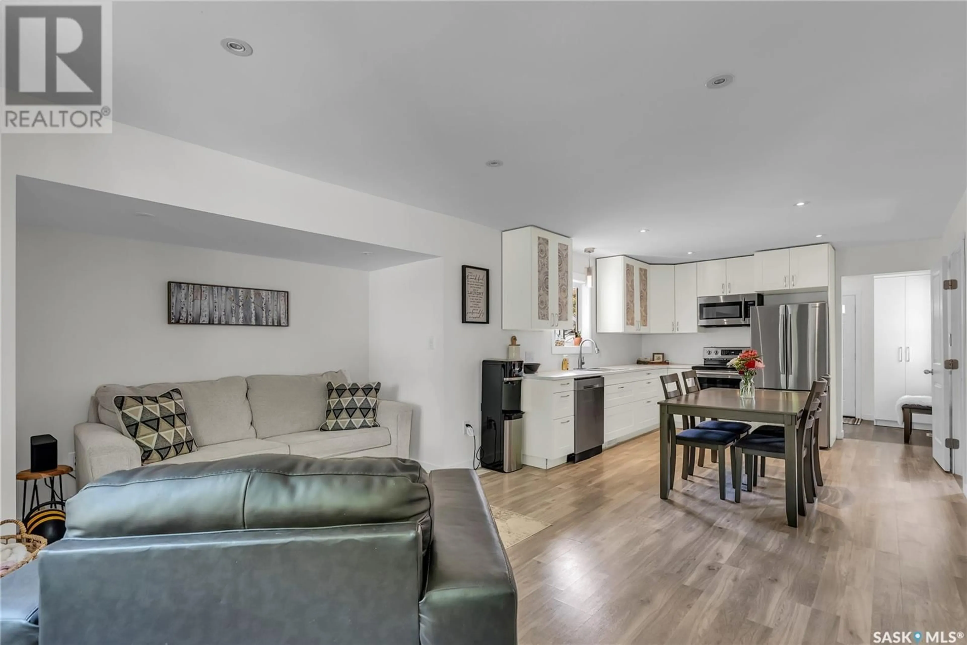 Open concept kitchen, unknown for 729 J AVENUE, Saskatoon Saskatchewan S7M2B3