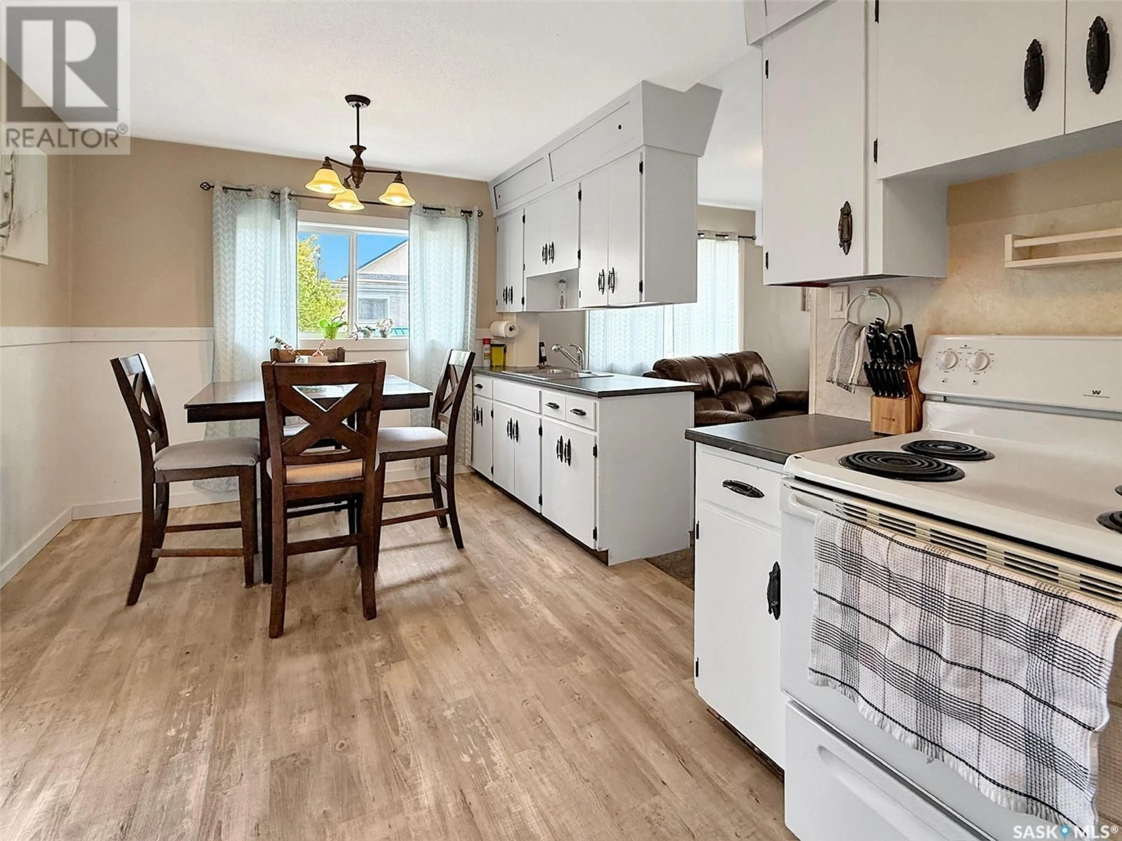 Open concept kitchen, unknown for NE - 17 3RD AVENUE, Swift Current Saskatchewan S9H2G3