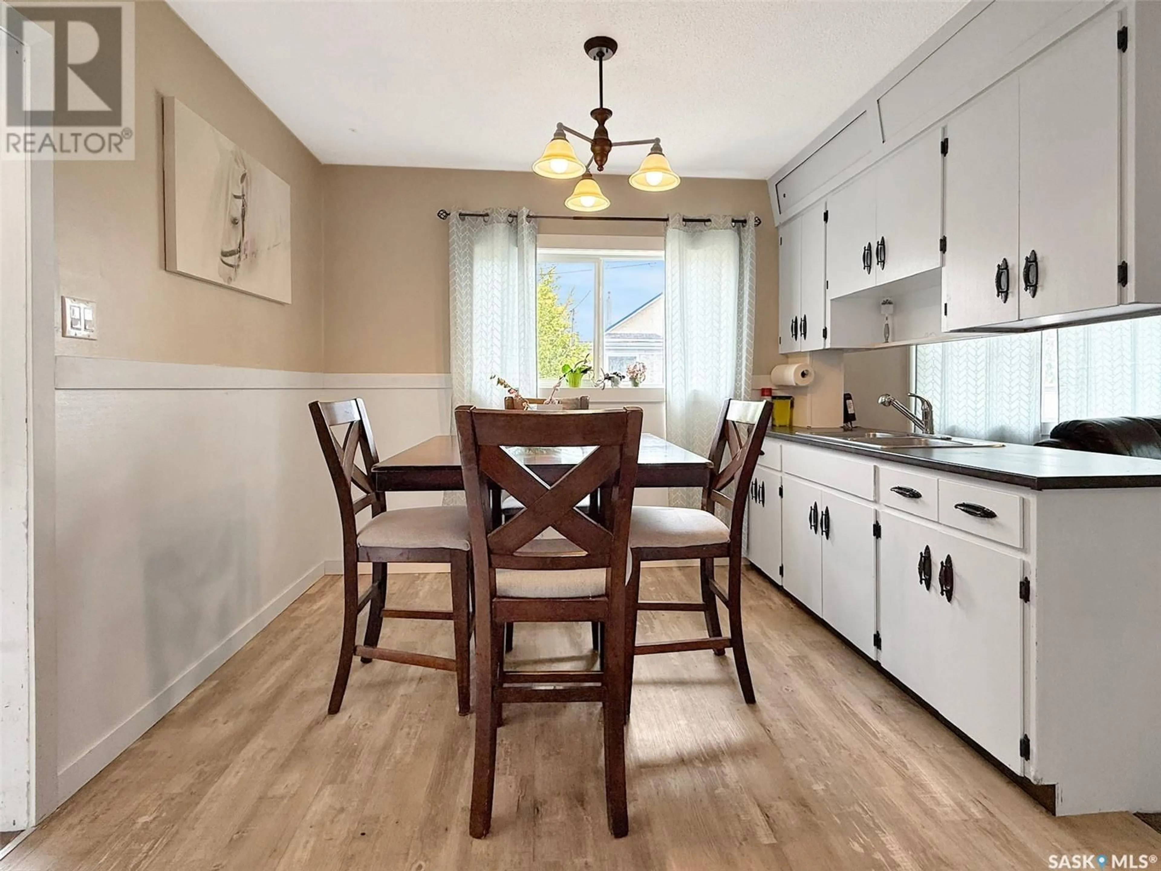 Open concept kitchen, unknown for NE - 17 3RD AVENUE, Swift Current Saskatchewan S9H2G3