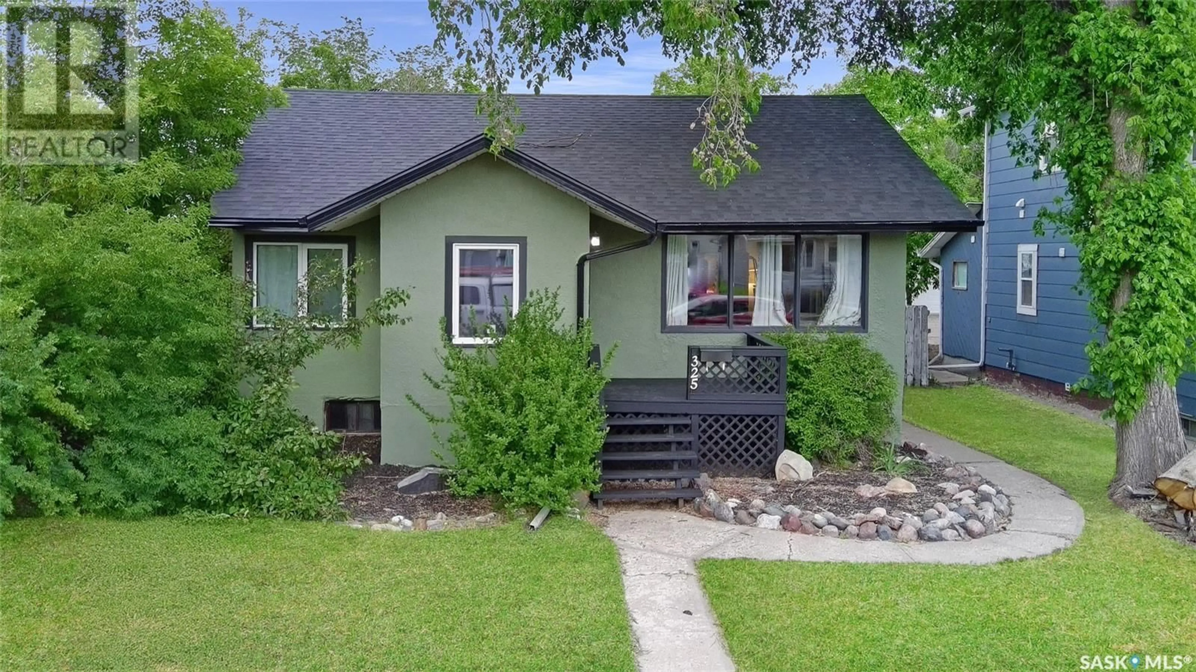 Home with vinyl exterior material, street for 325 3RD AVENUE, Swift Current Saskatchewan S9H2G8