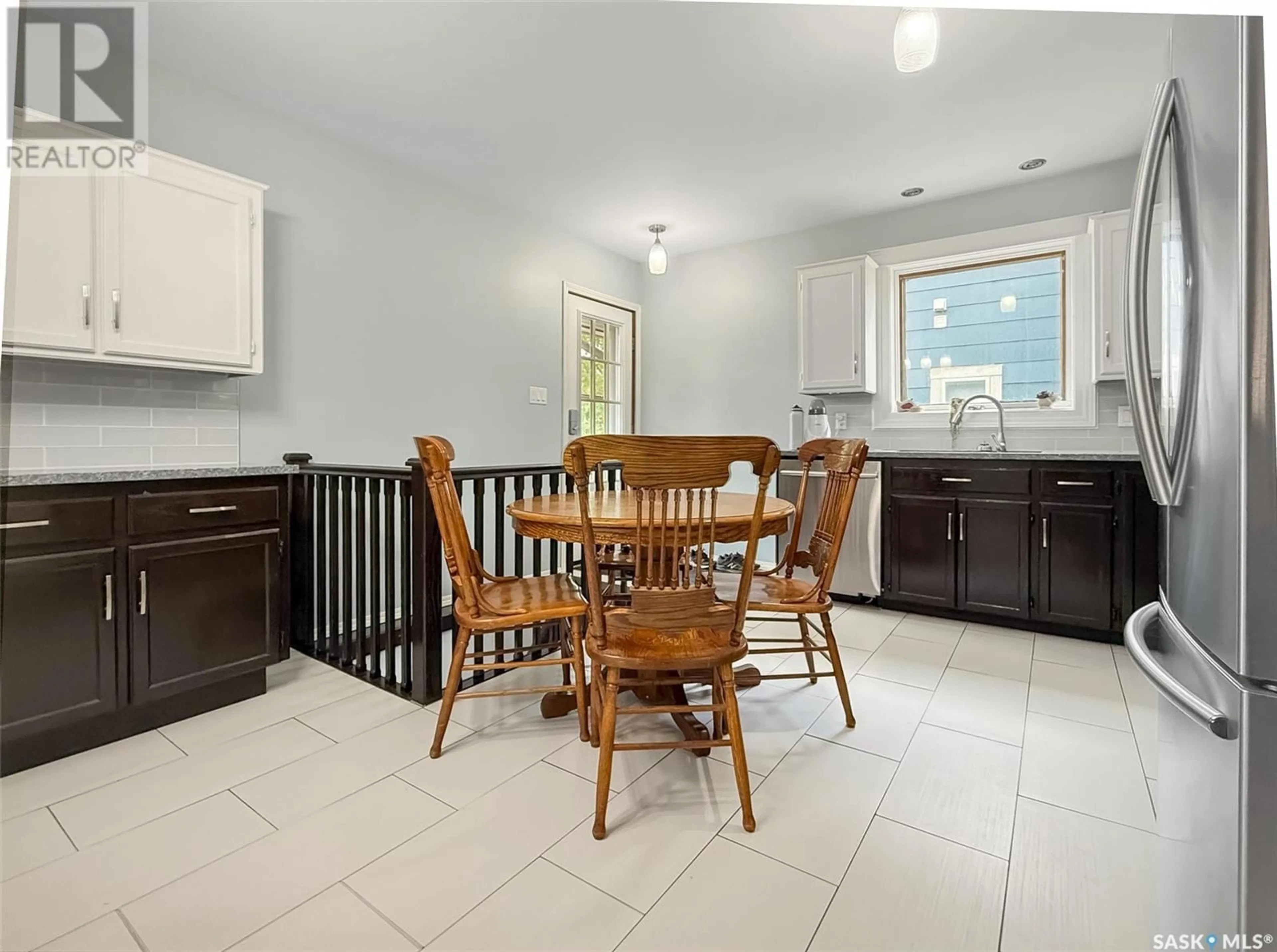 Dining room, ceramic/tile floor for 325 3RD AVENUE, Swift Current Saskatchewan S9H2G8