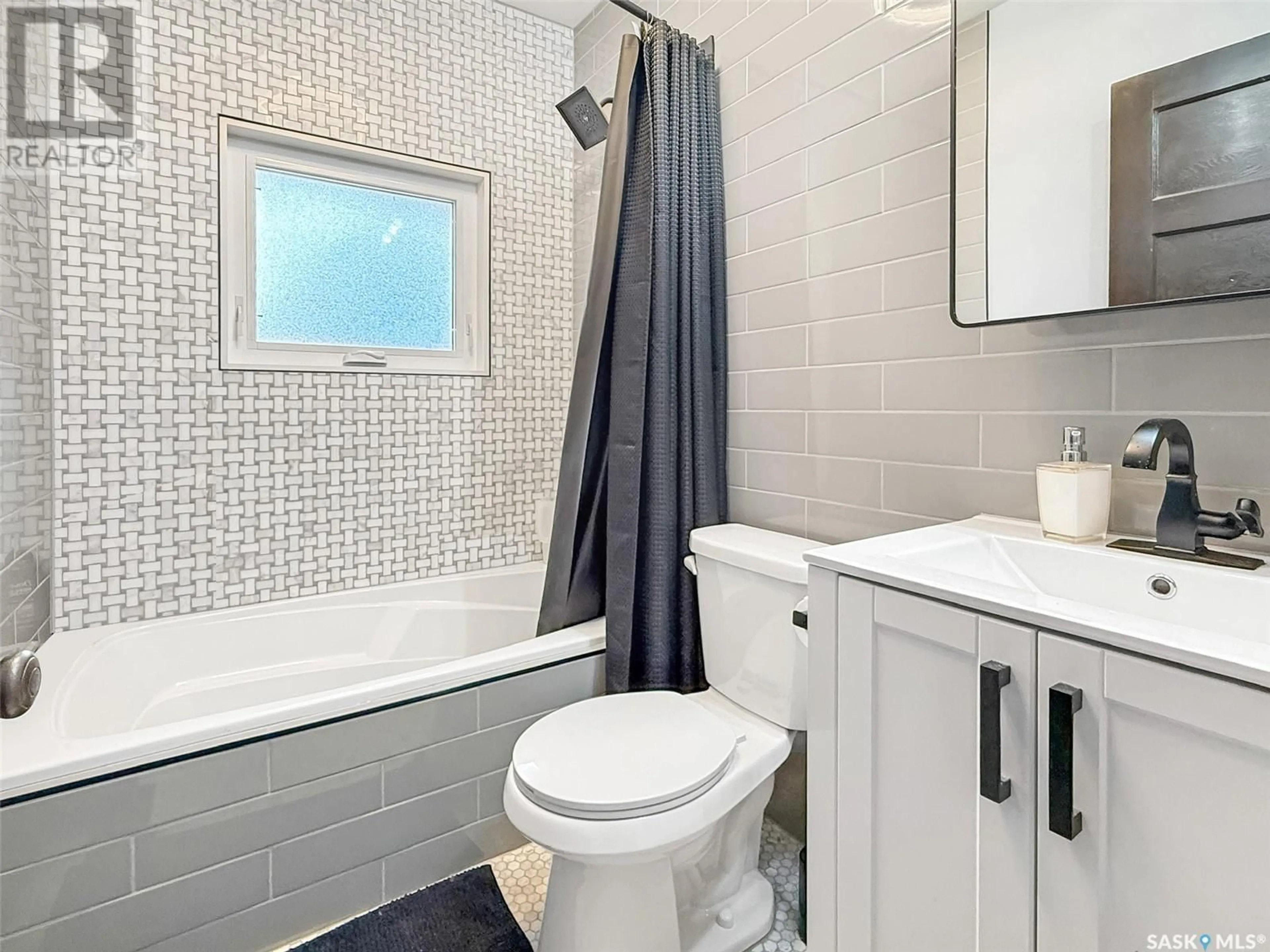 Contemporary bathroom, ceramic/tile floor for 325 3RD AVENUE, Swift Current Saskatchewan S9H2G8