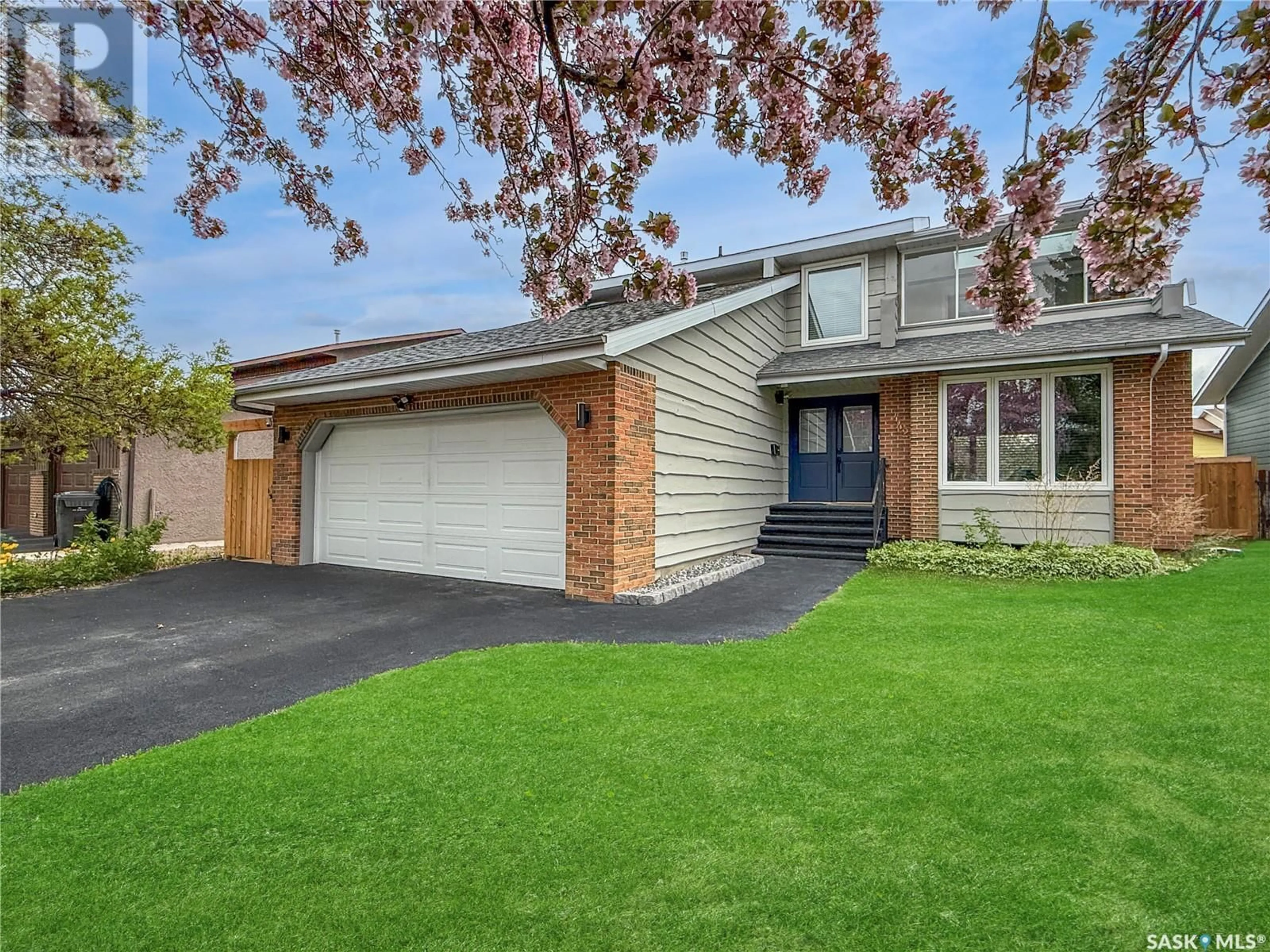 Home with vinyl exterior material, street for 442 RUSSEL CRESCENT, Swift Current Saskatchewan S9H4T9
