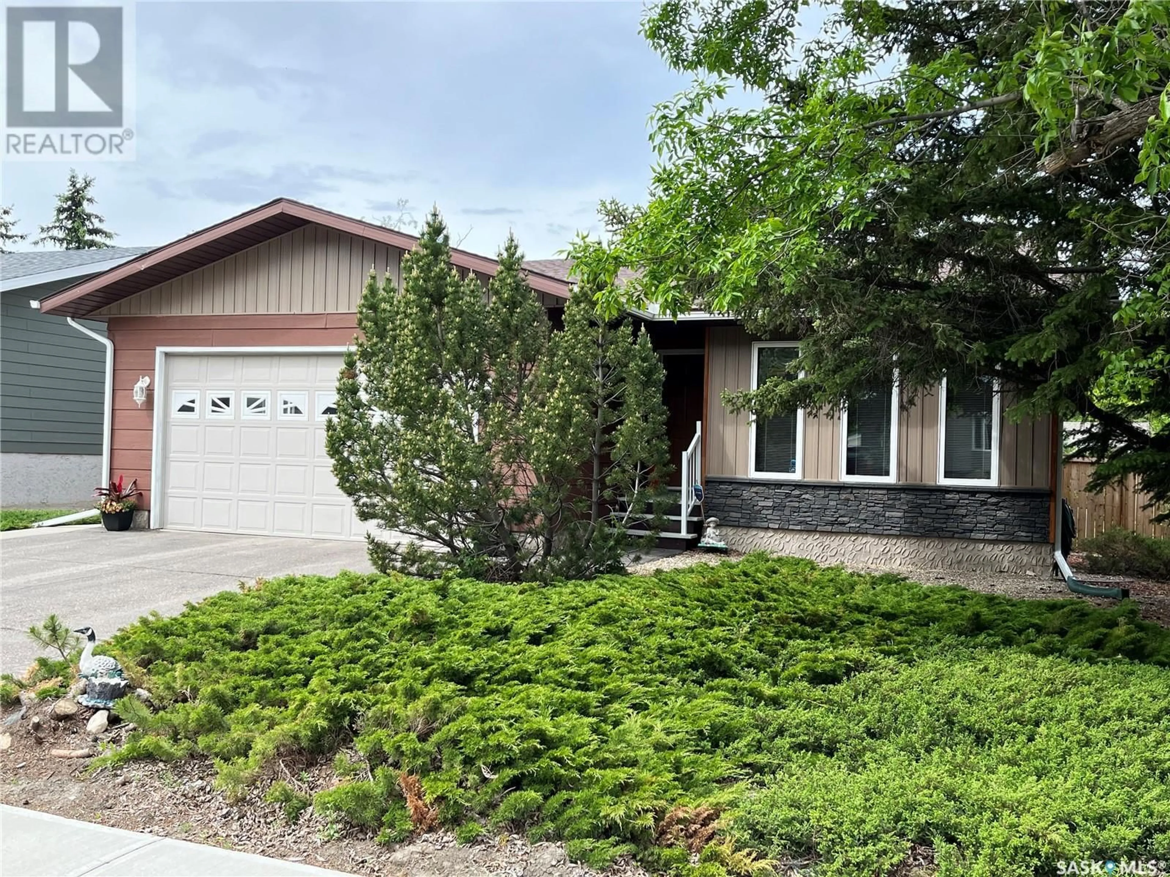 Home with vinyl exterior material, street for 721 JASPER STREET, Maple Creek Saskatchewan S0N1N0