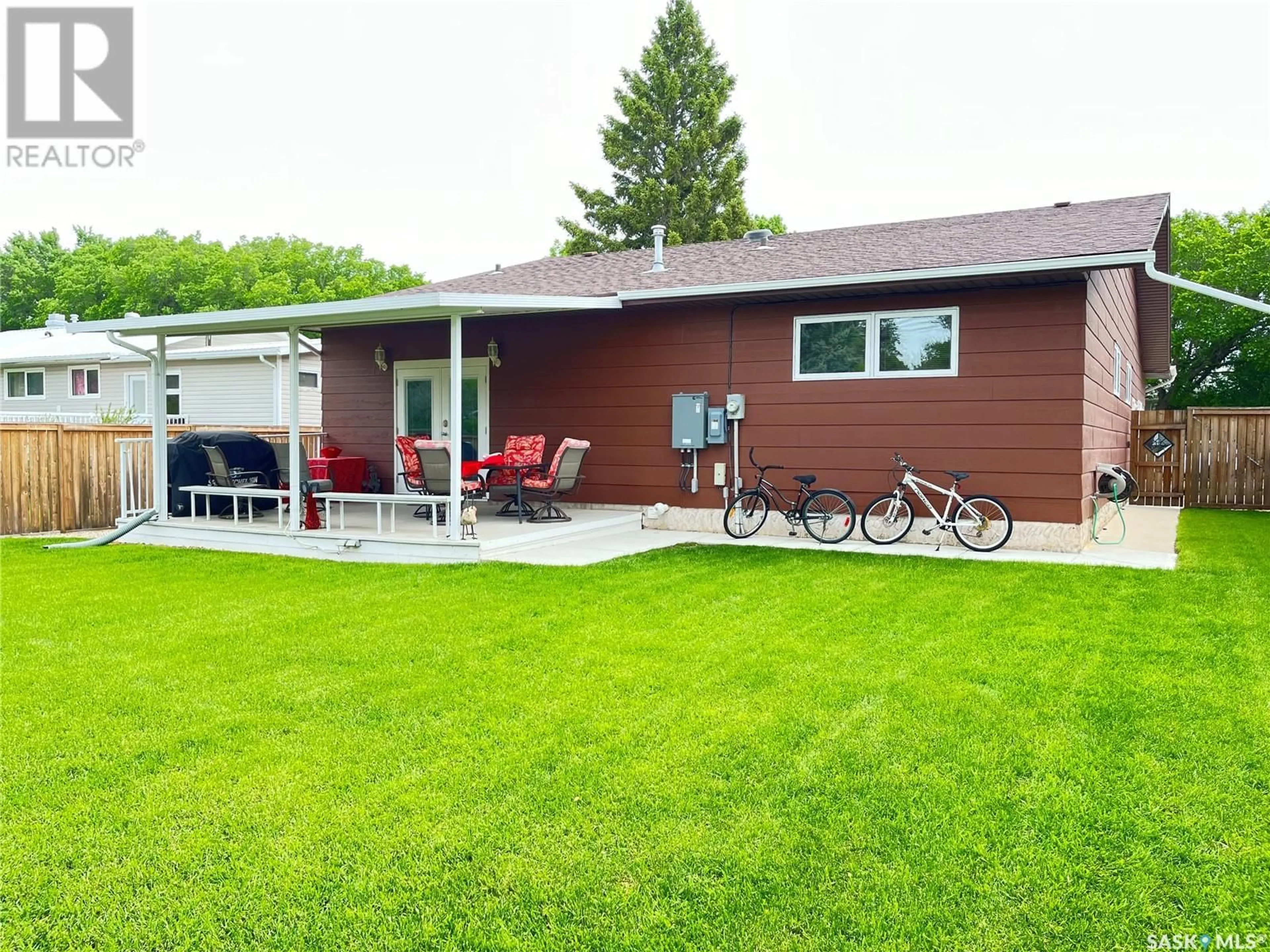 Home with vinyl exterior material, street for 721 JASPER STREET, Maple Creek Saskatchewan S0N1N0