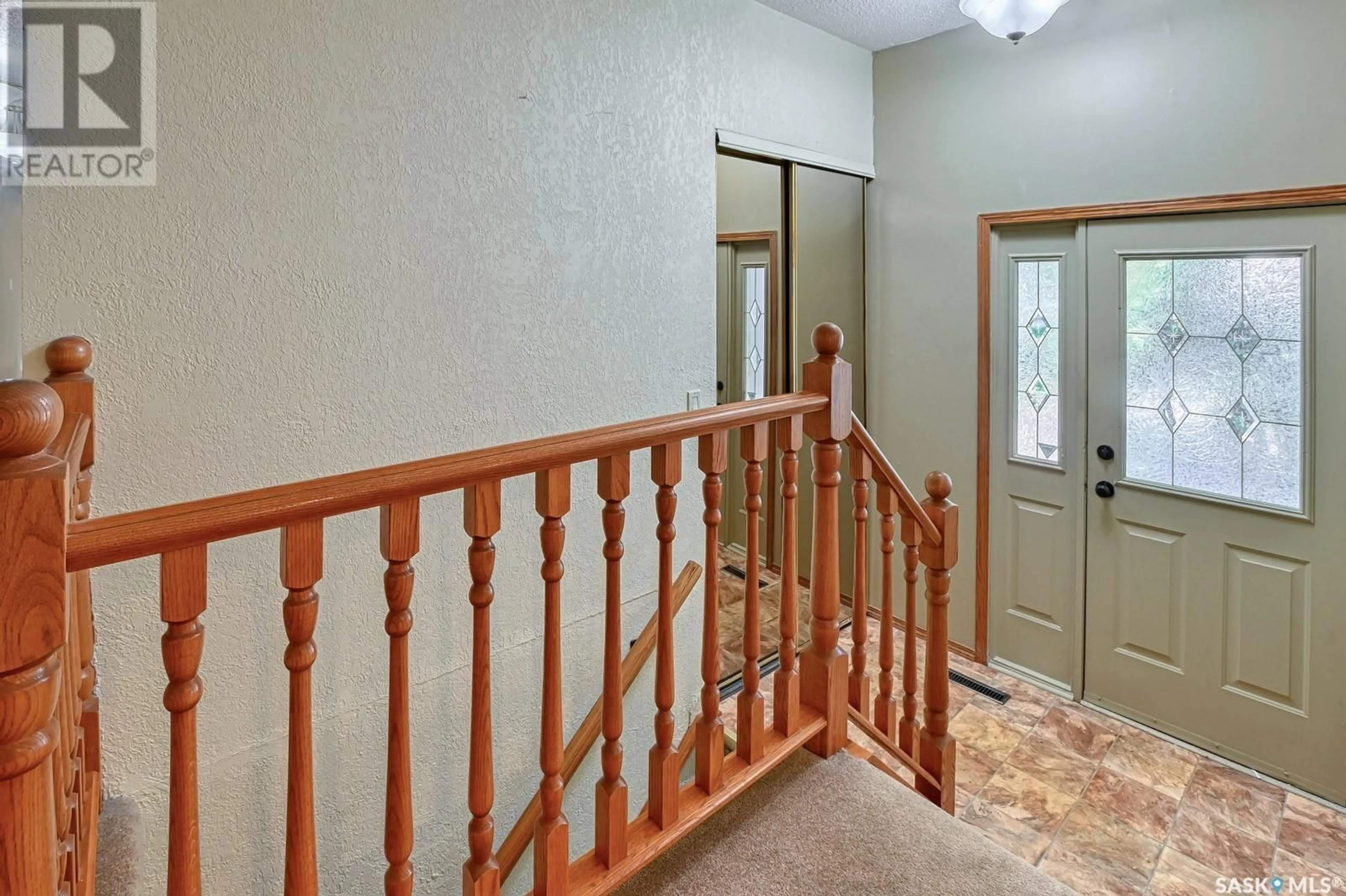Indoor foyer for 901 SHANNON ROAD, Regina Saskatchewan S4S5K3