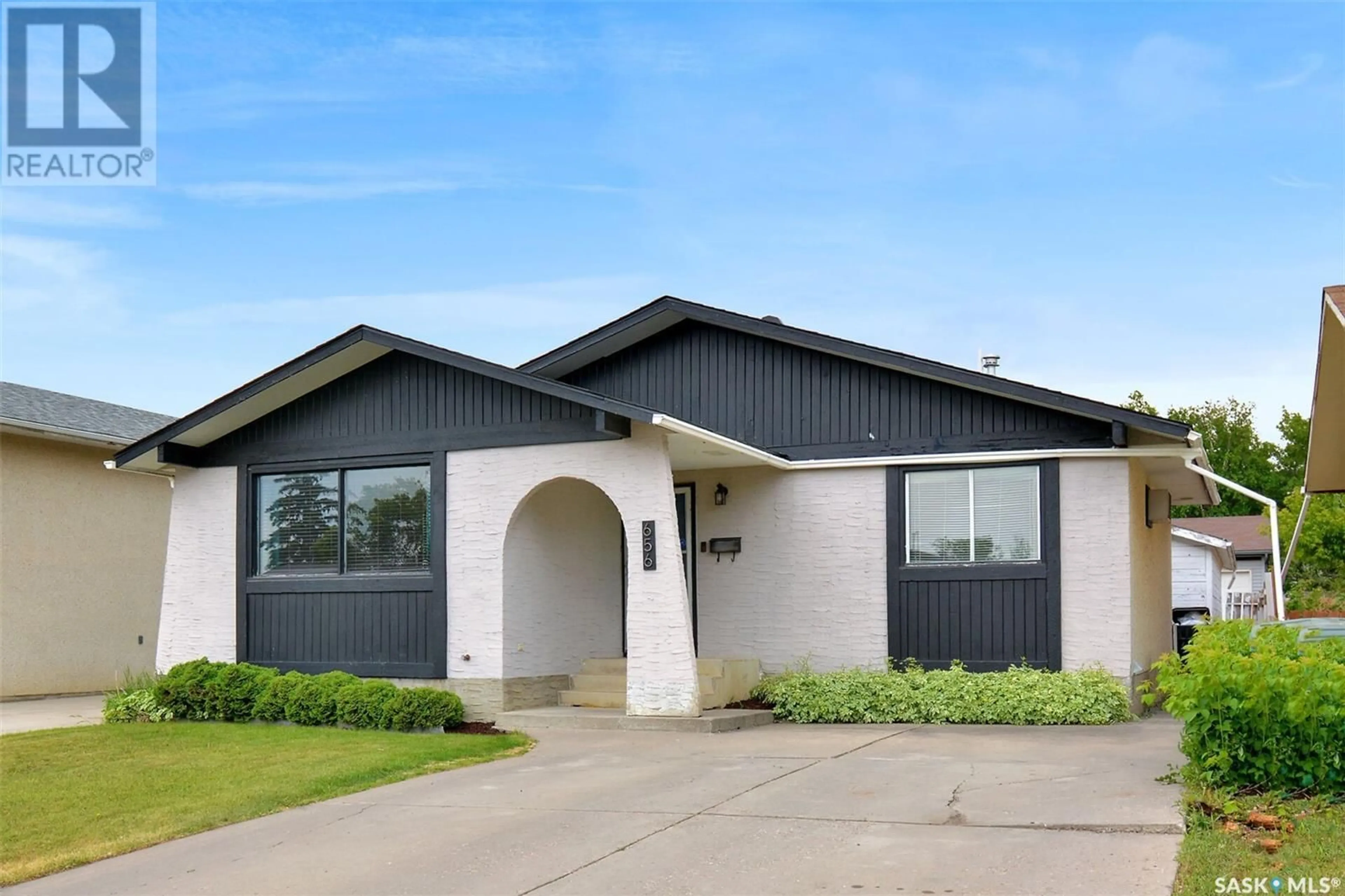 Home with vinyl exterior material, building for 656 DOUGLAS CRESCENT, Saskatoon Saskatchewan S7L4T9