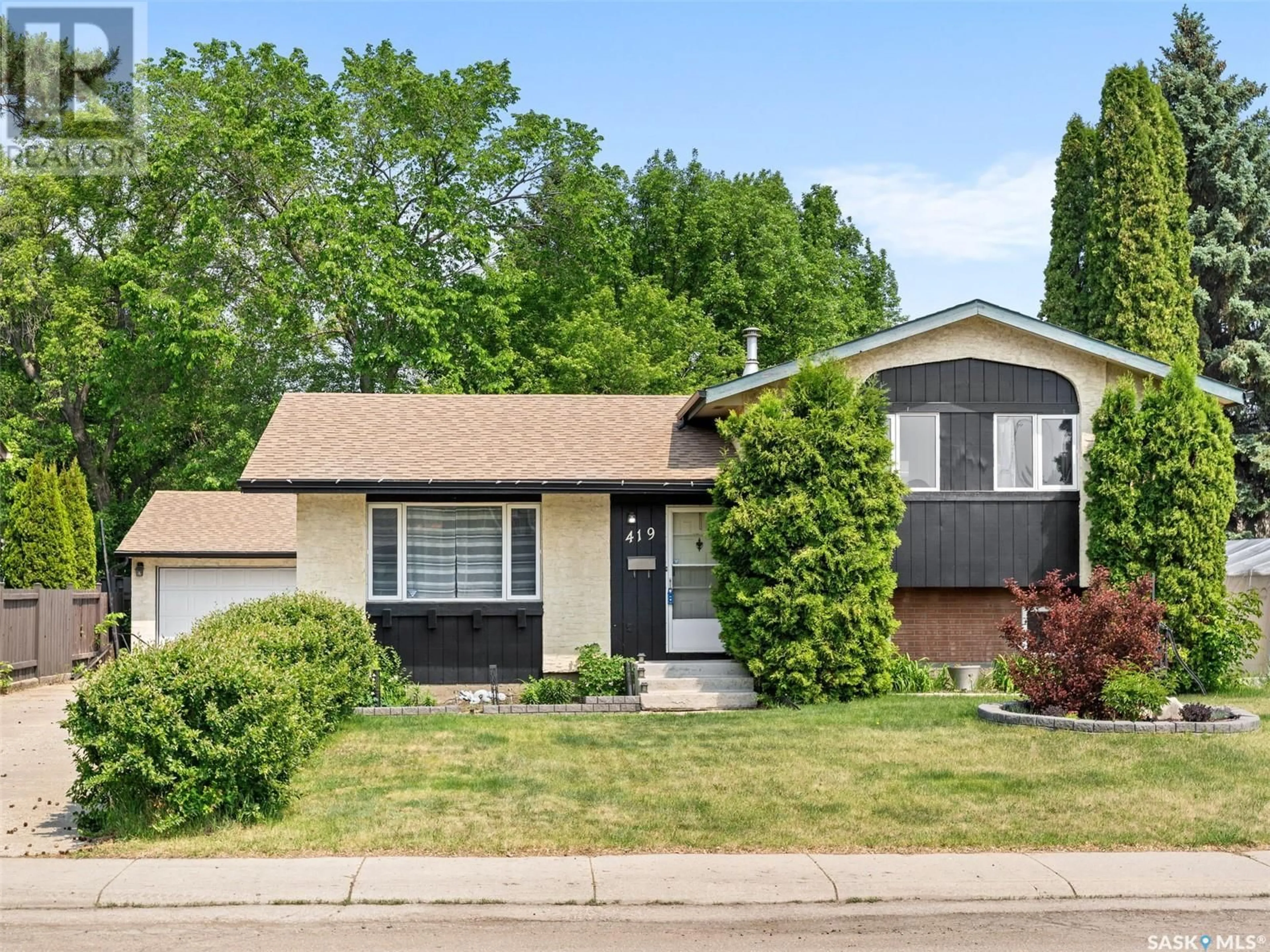 Home with vinyl exterior material, street for 419 HAIGHT CRESCENT, Saskatoon Saskatchewan S7H5C3