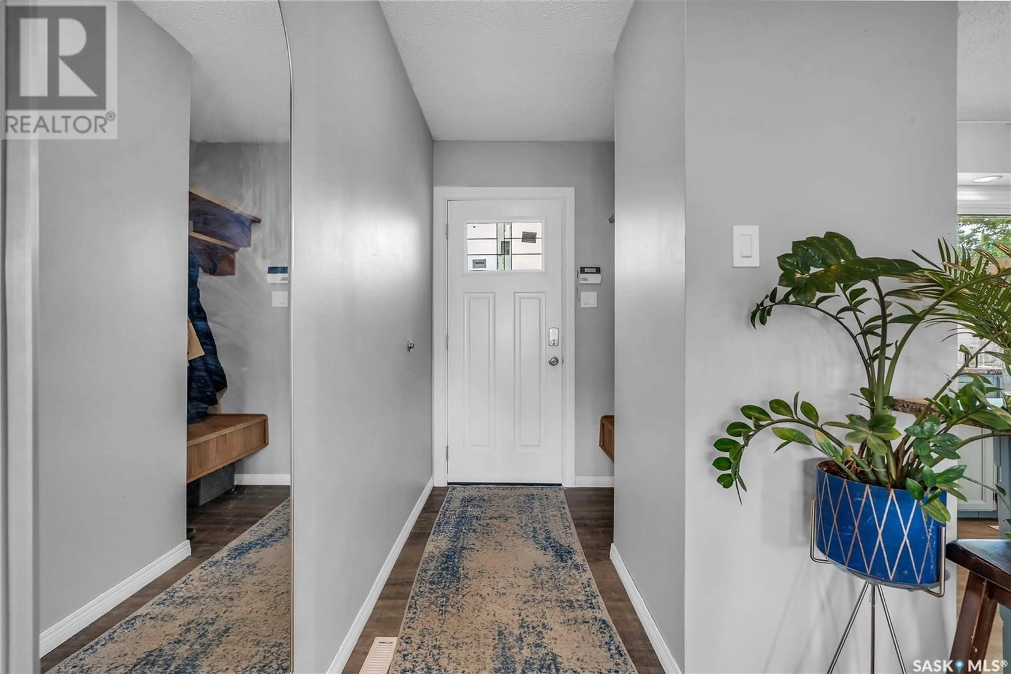 Indoor entryway for 2522 YORK AVENUE, Saskatoon Saskatchewan S7J1J7