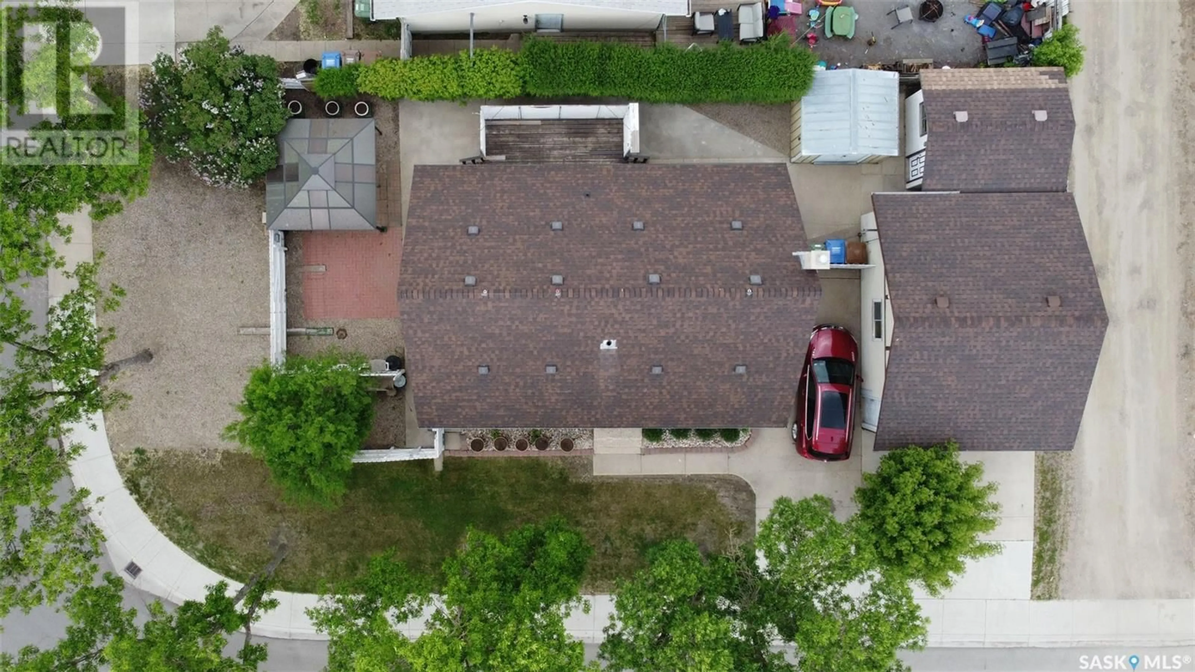 A pic from outside/outdoor area/front of a property/back of a property/a pic from drone, unknown for 15 HAYNEE STREET, Regina Saskatchewan S4N1P8