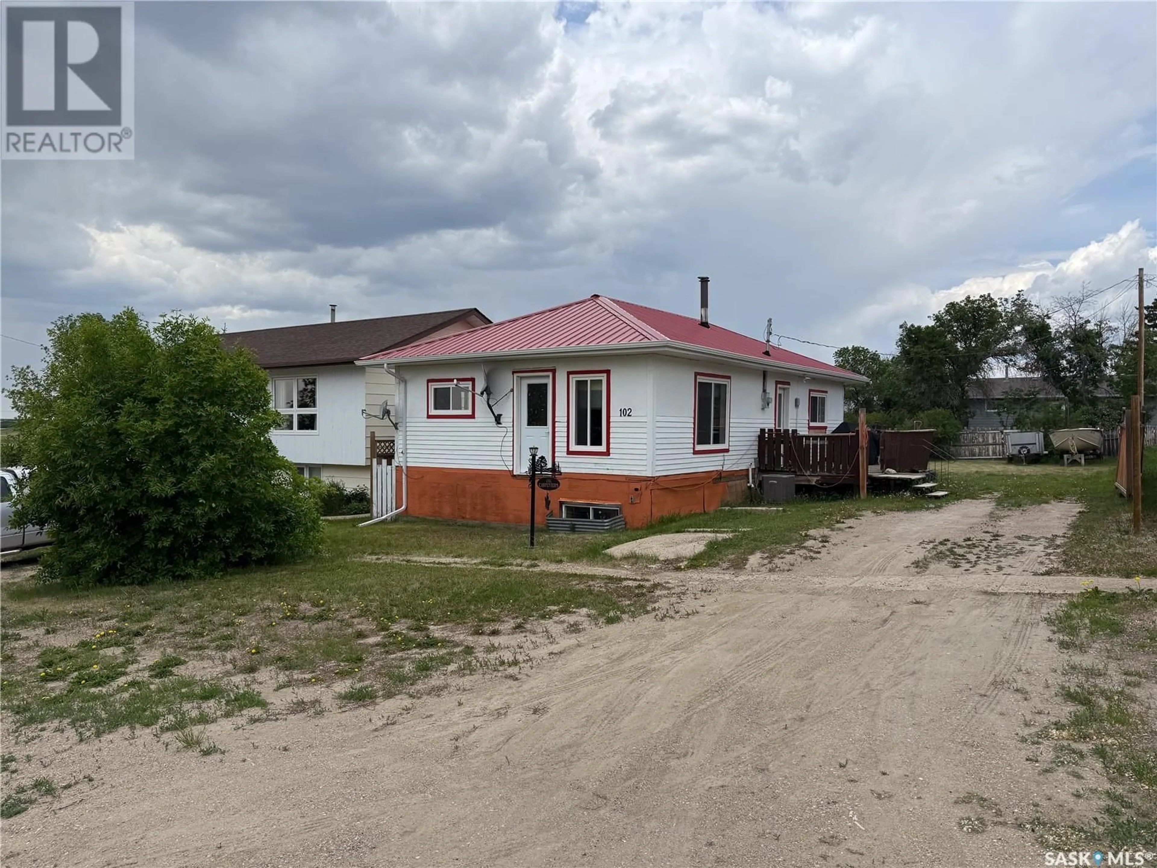 A pic from outside/outdoor area/front of a property/back of a property/a pic from drone, building for 102 WAYNE STREET, Abbey Saskatchewan S0N0A0