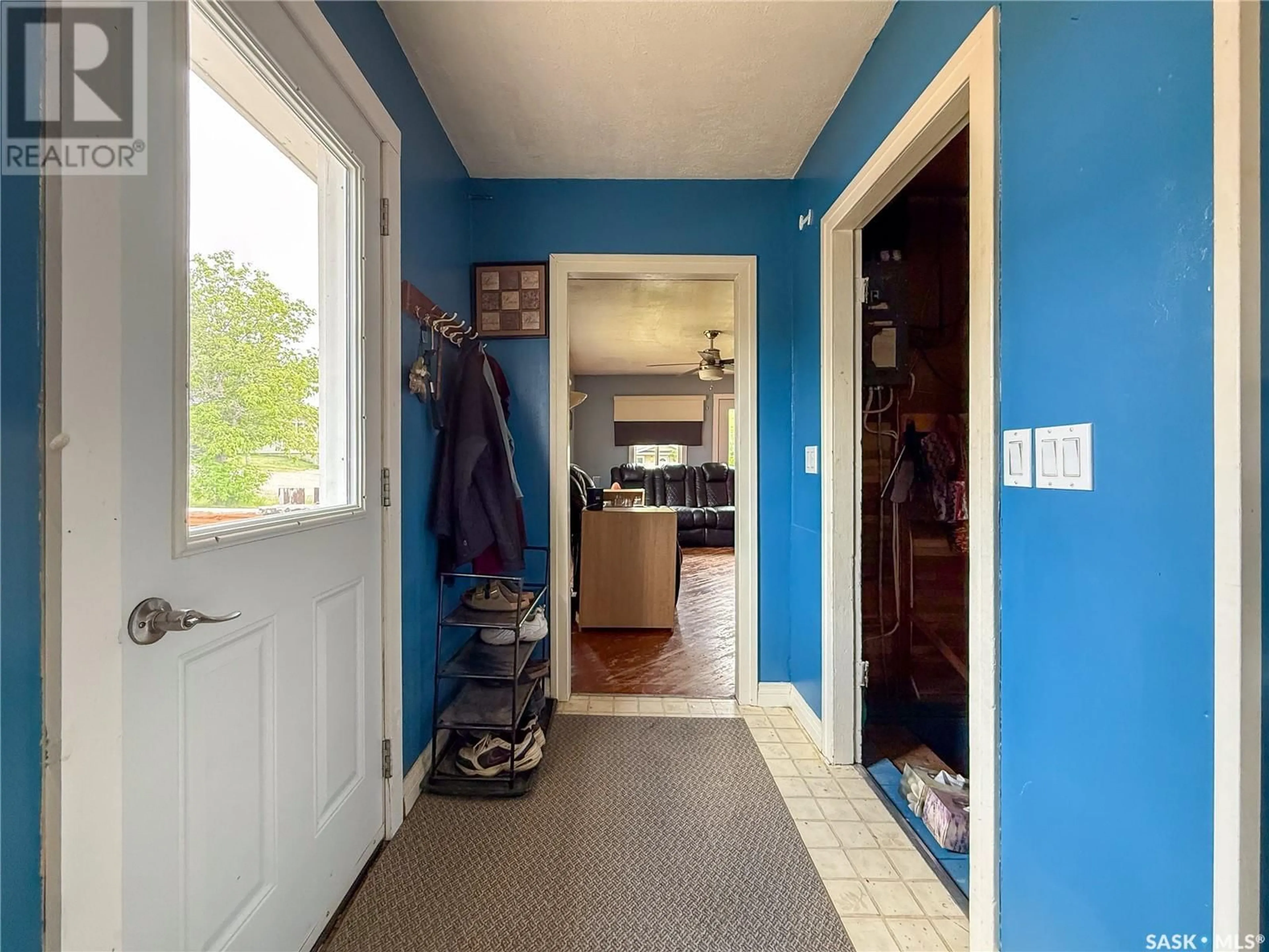 Indoor entryway for 102 WAYNE STREET, Abbey Saskatchewan S0N0A0
