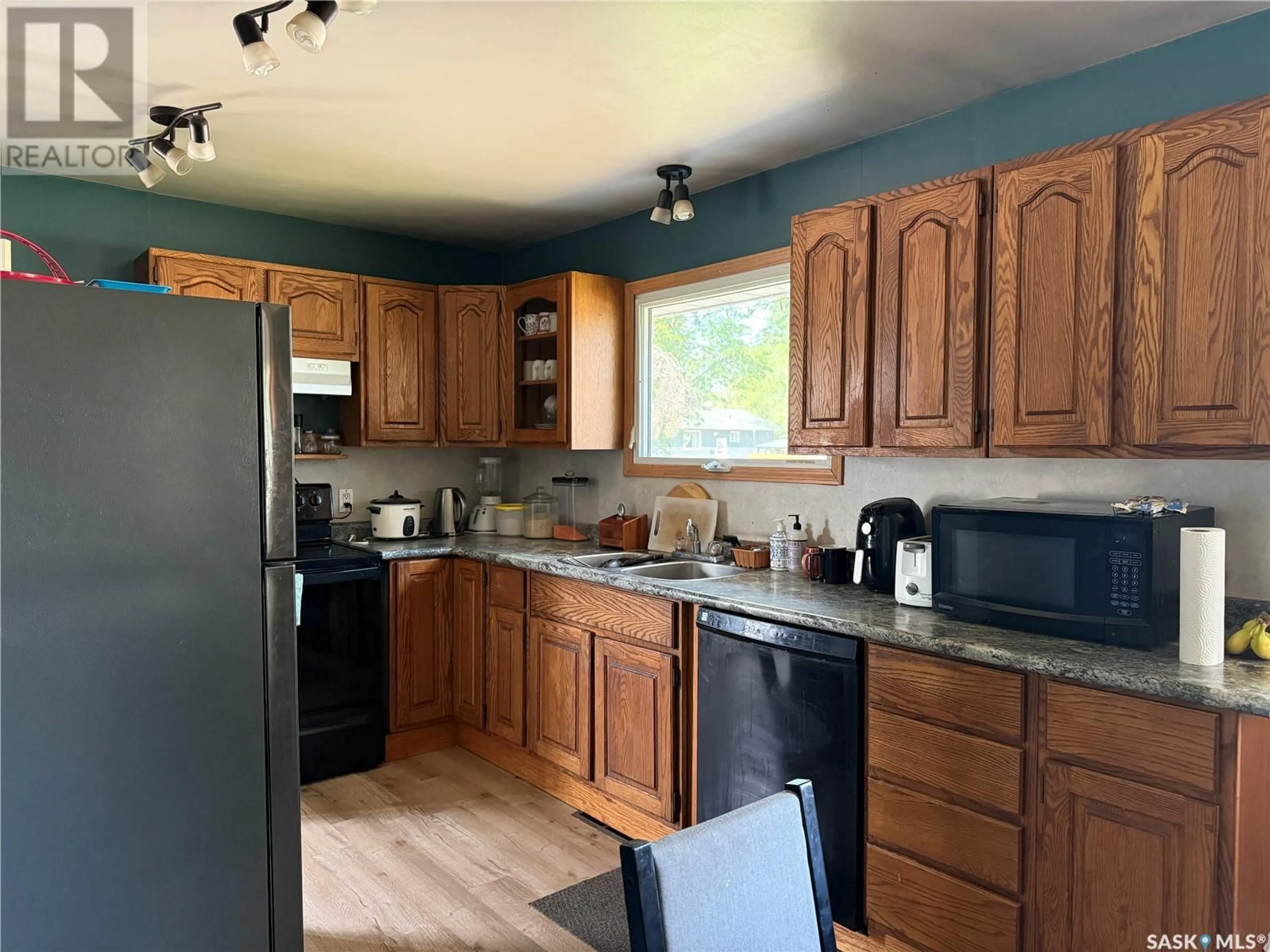Standard kitchen, wood/laminate floor for 518 3RD AVENUE, Meadow Lake Saskatchewan S9X1B3