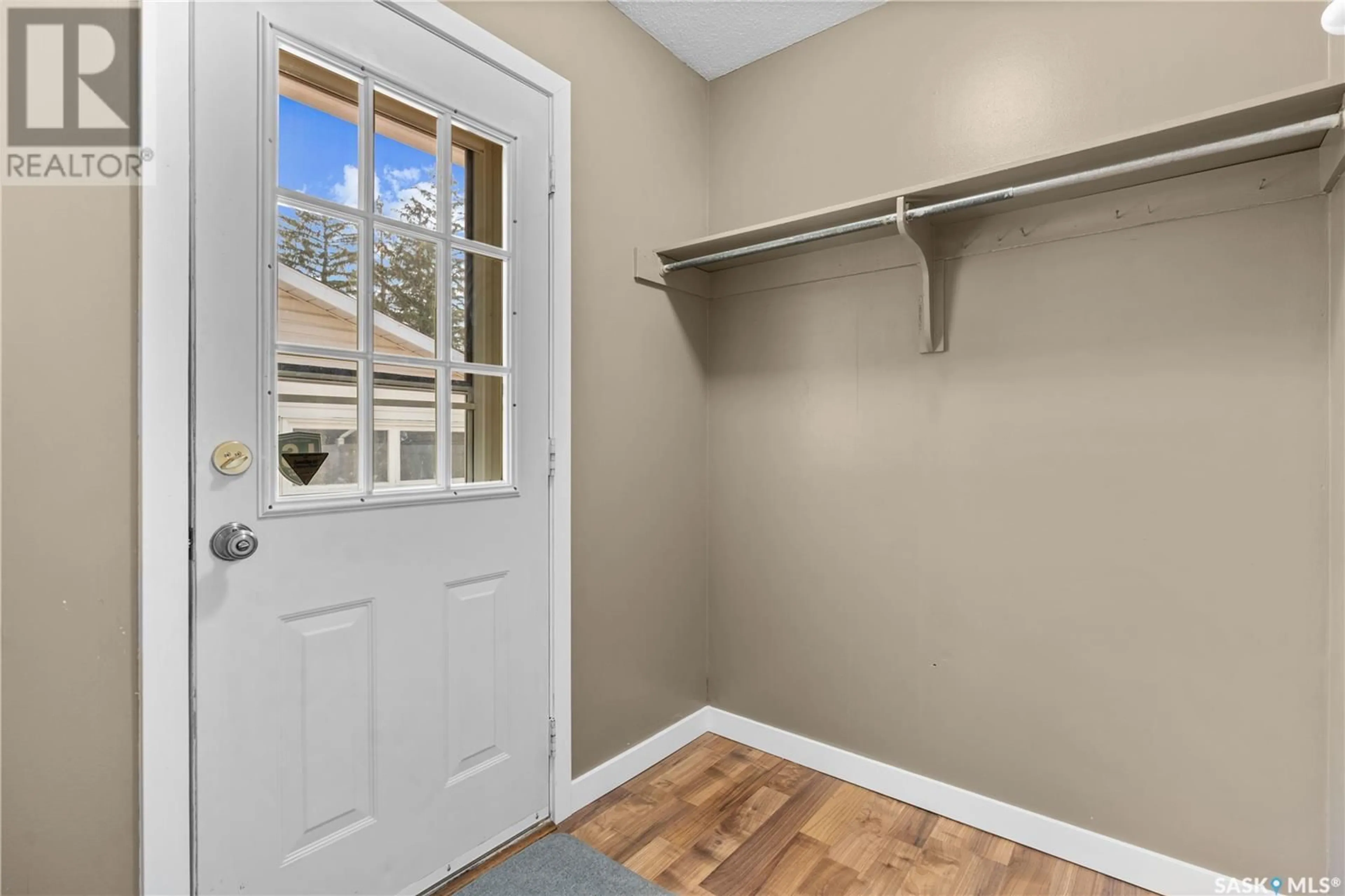 Indoor entryway for 4623 QUEEN STREET, Regina Saskatchewan S4S5Y1