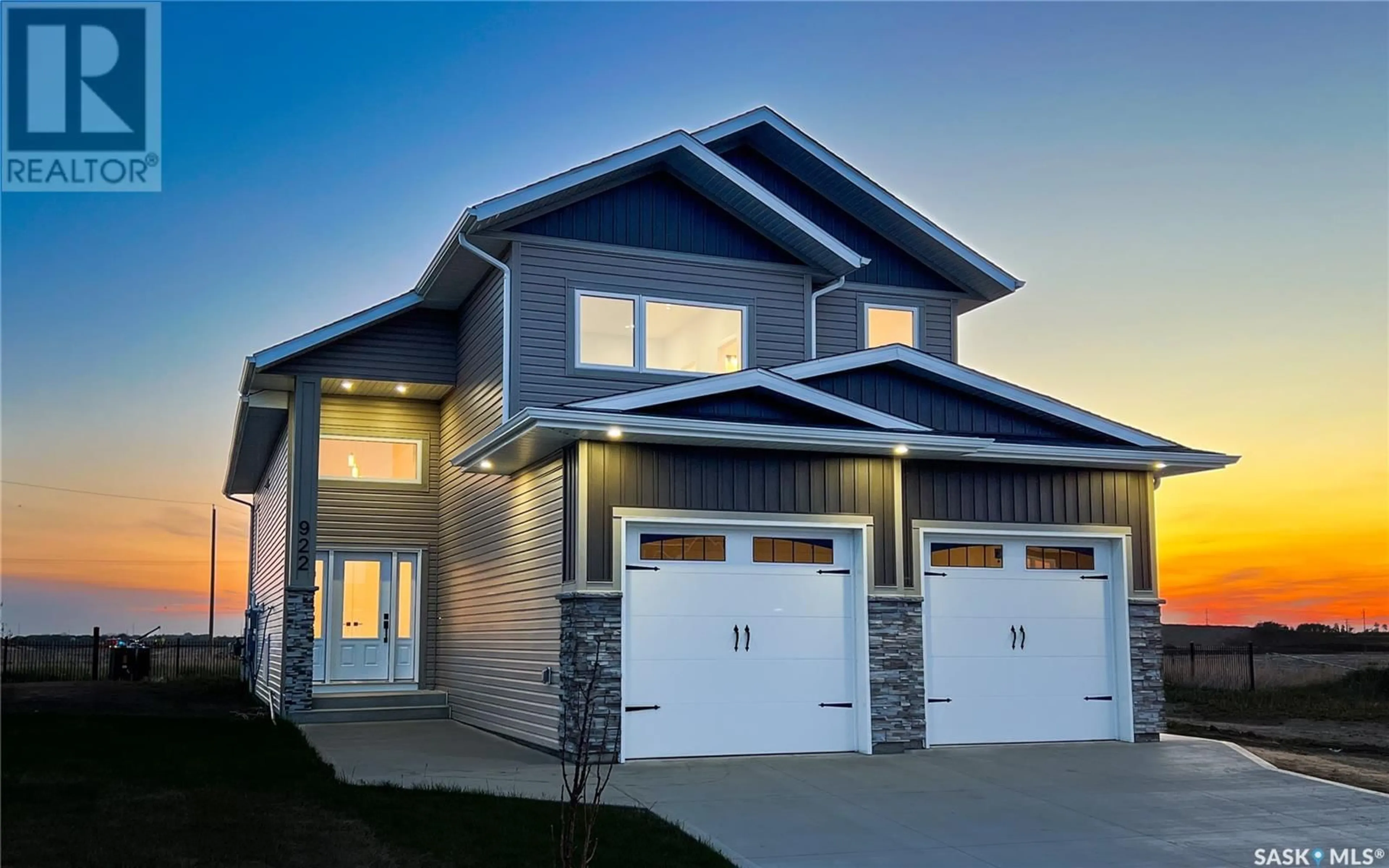 Home with vinyl exterior material, street for 922 BENTLEY MANOR, Saskatoon Saskatchewan S7L6P5