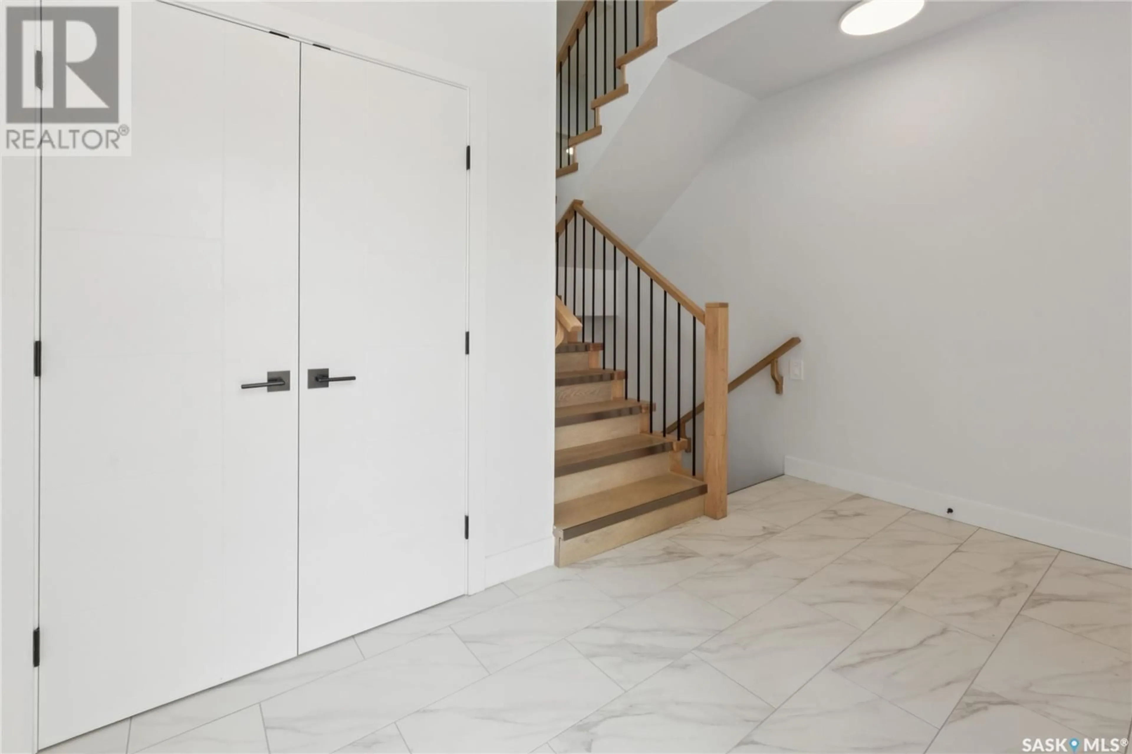 Indoor foyer for 922 BENTLEY MANOR, Saskatoon Saskatchewan S7L6P5