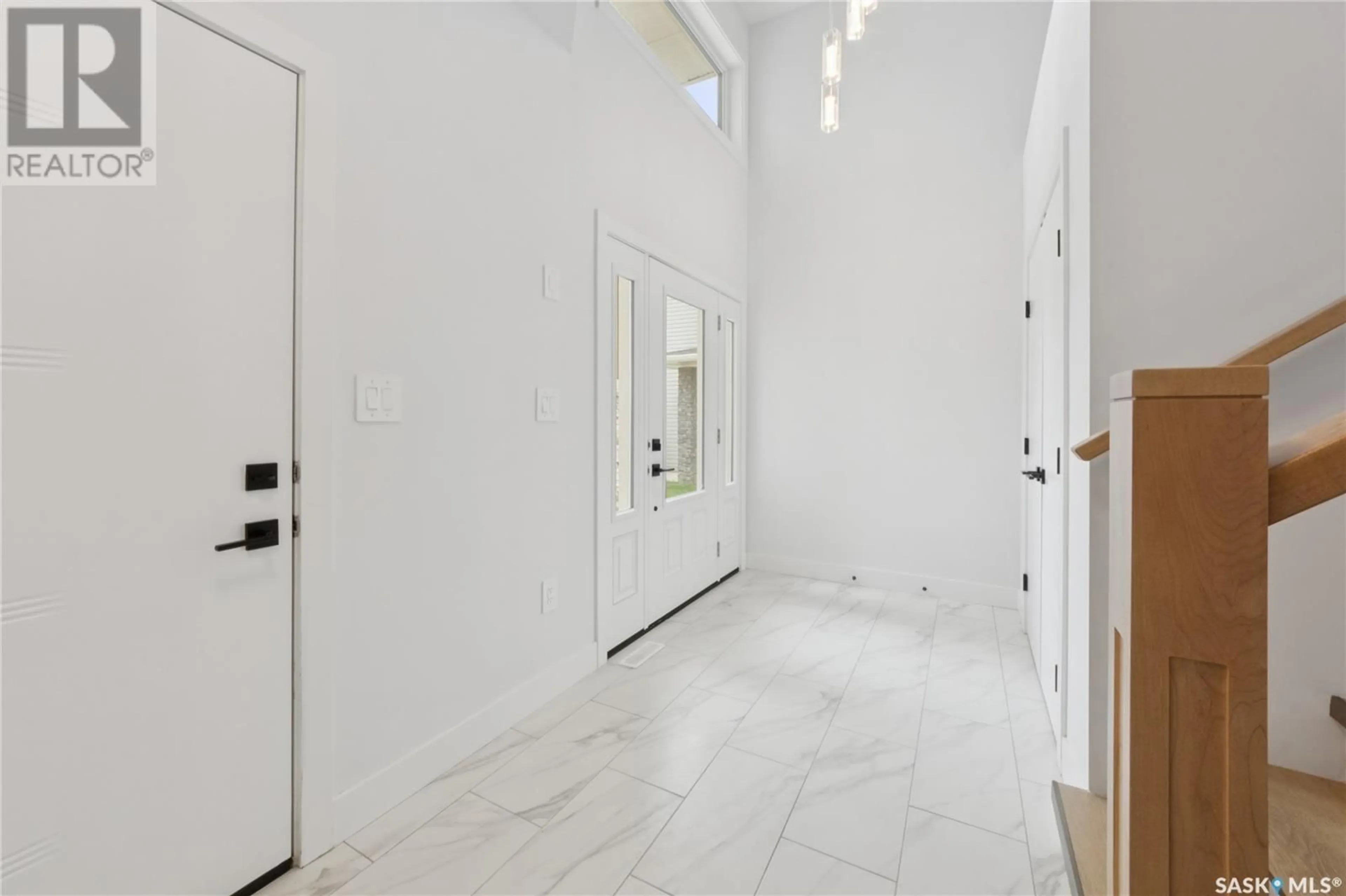 Indoor foyer for 922 BENTLEY MANOR, Saskatoon Saskatchewan S7L6P5