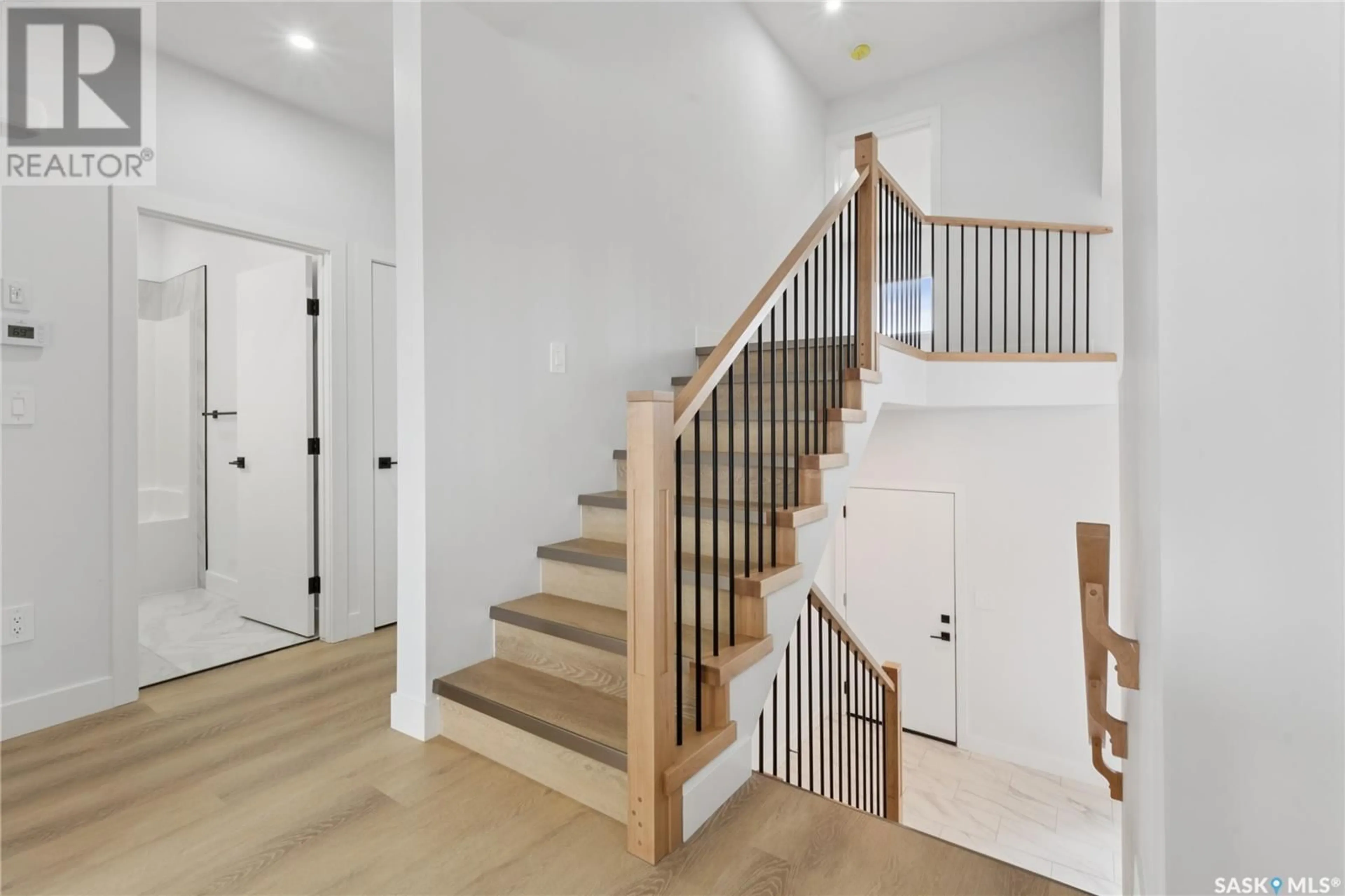 Stairs for 922 BENTLEY MANOR, Saskatoon Saskatchewan S7L6P5