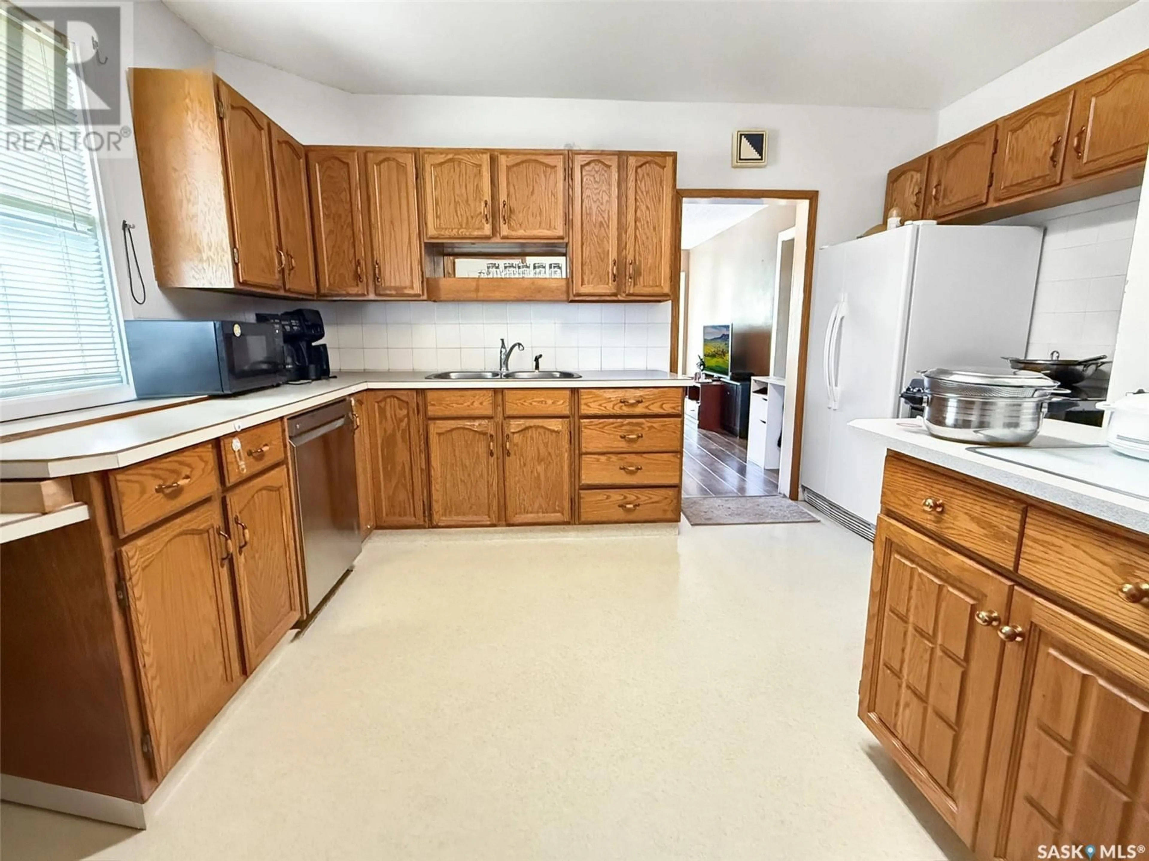 Standard kitchen, ceramic/tile floor for 157 2ND AVENUE, Swift Current Saskatchewan S9H3H9
