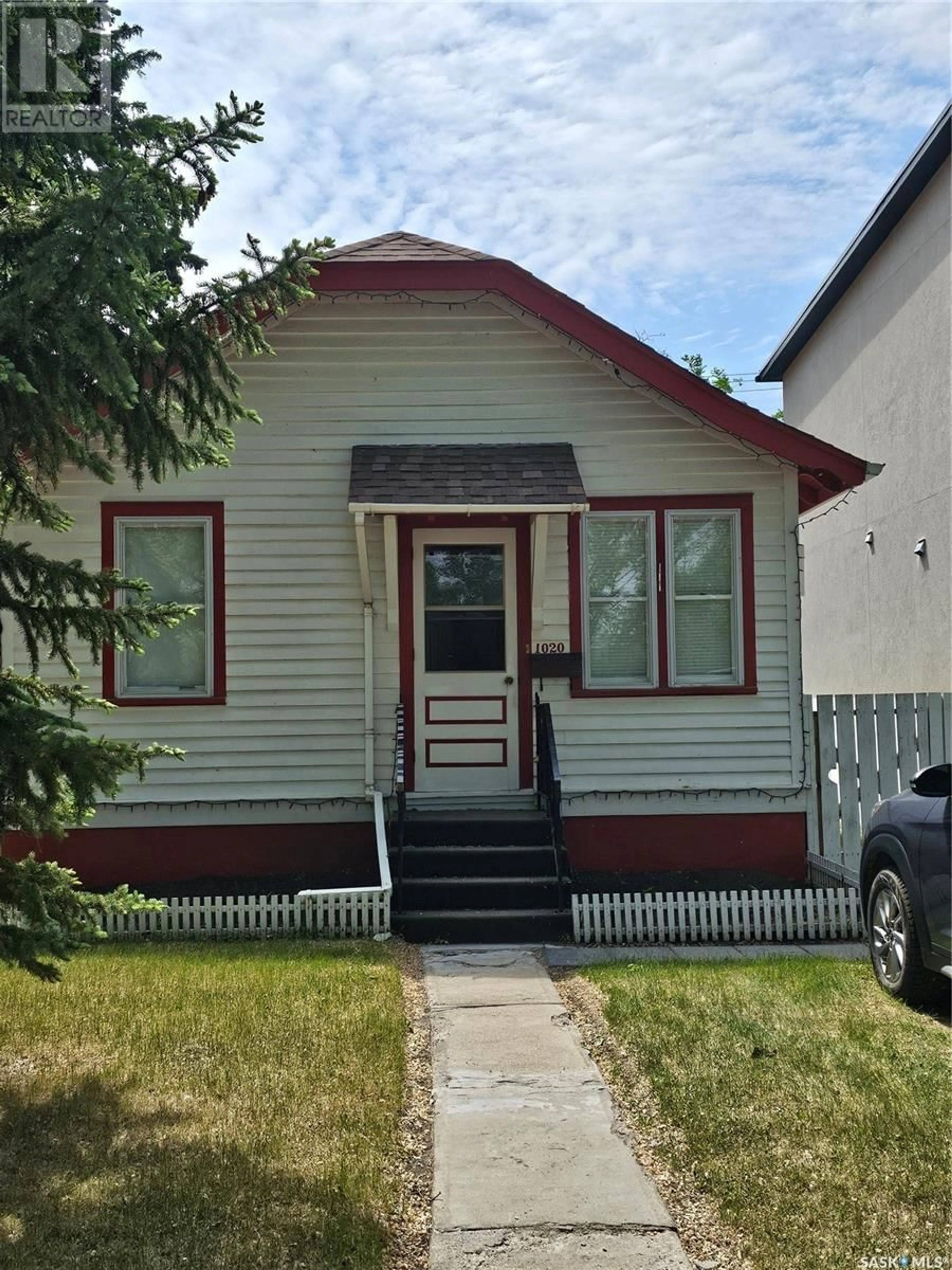Home with vinyl exterior material, street for 1020 7TH STREET, Saskatoon Saskatchewan S7H0Y8