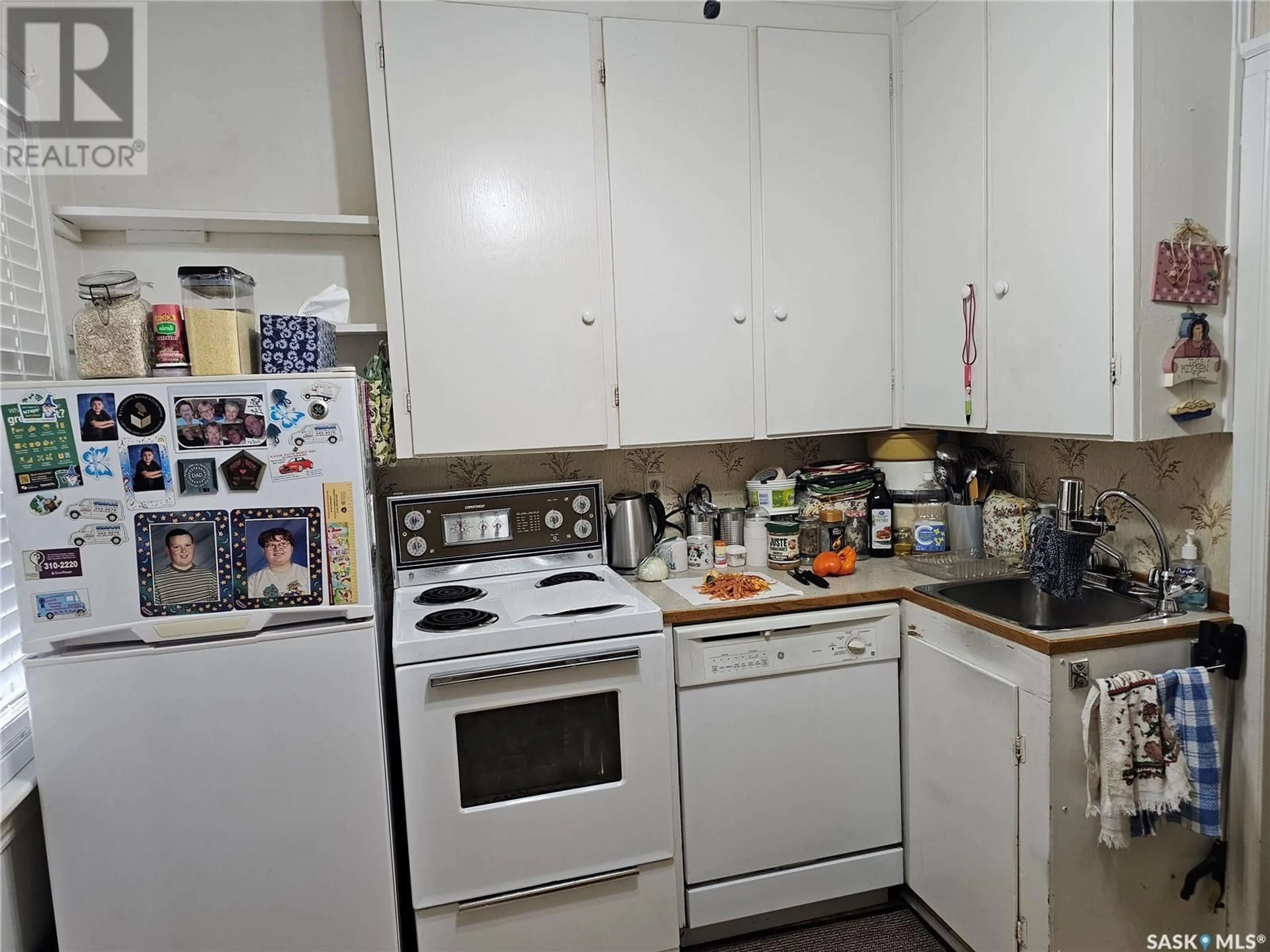 Standard kitchen, unknown for 1020 7TH STREET, Saskatoon Saskatchewan S7H0Y8