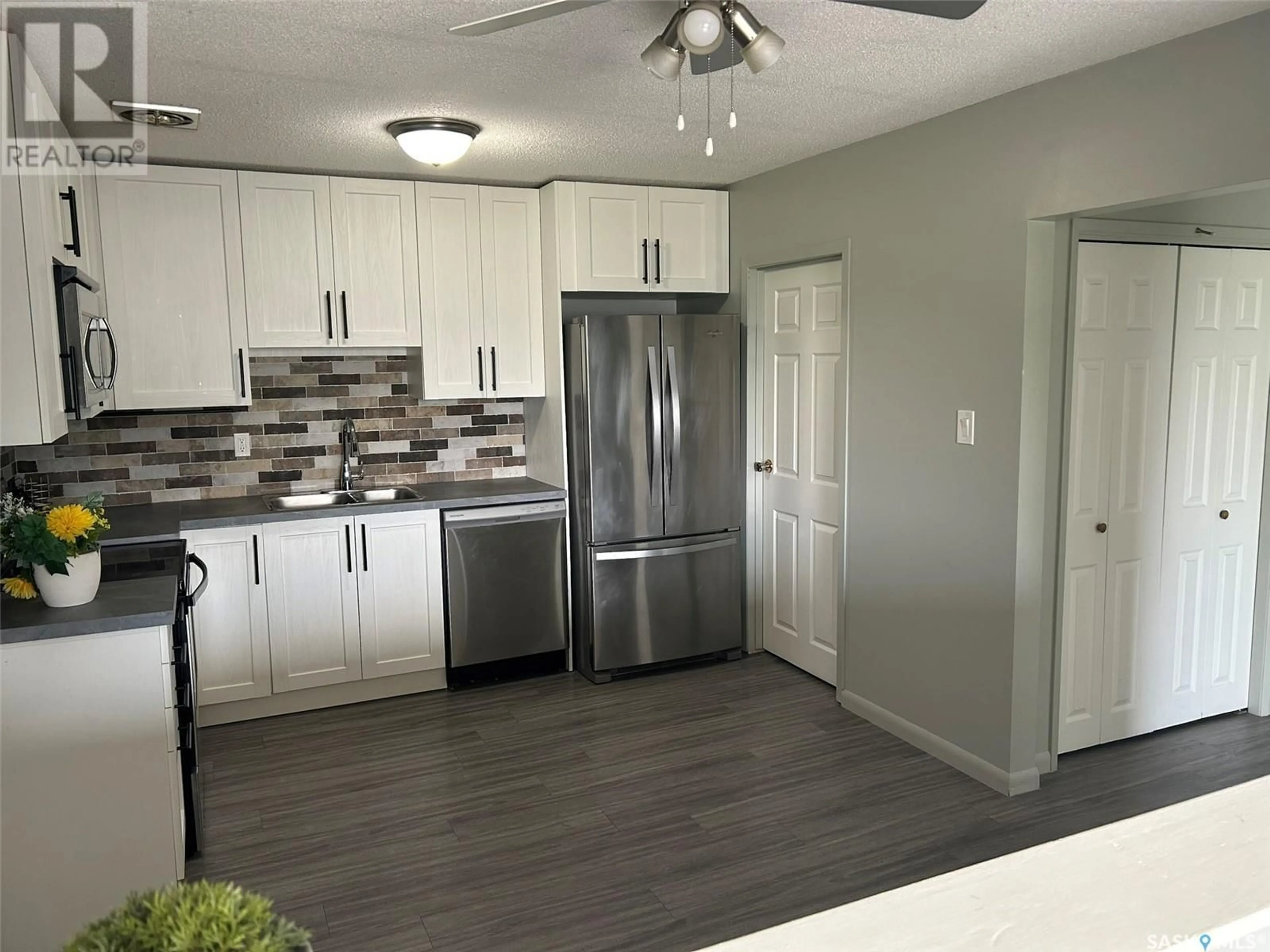 Open concept kitchen, unknown for 32 3113 7TH STREET E, Saskatoon Saskatchewan S7H1B2