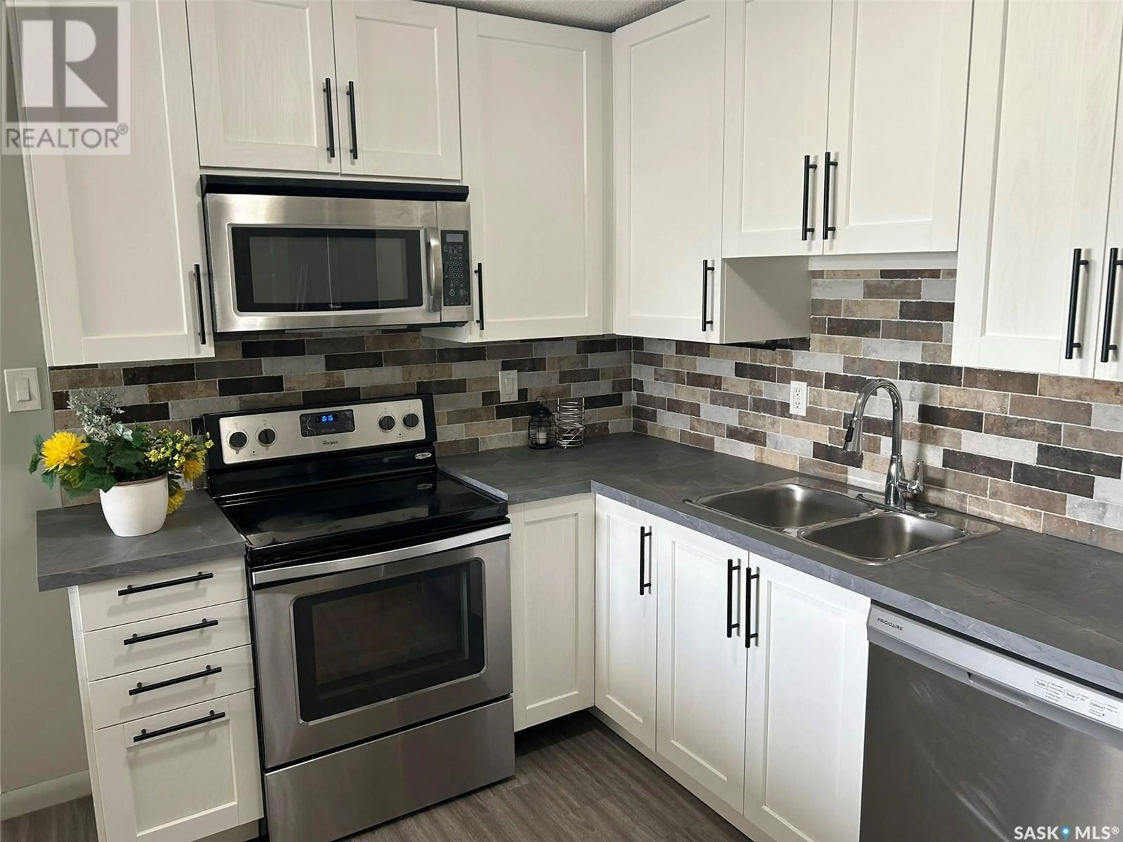 Open concept kitchen, ceramic/tile floor for 32 3113 7TH STREET E, Saskatoon Saskatchewan S7H1B2