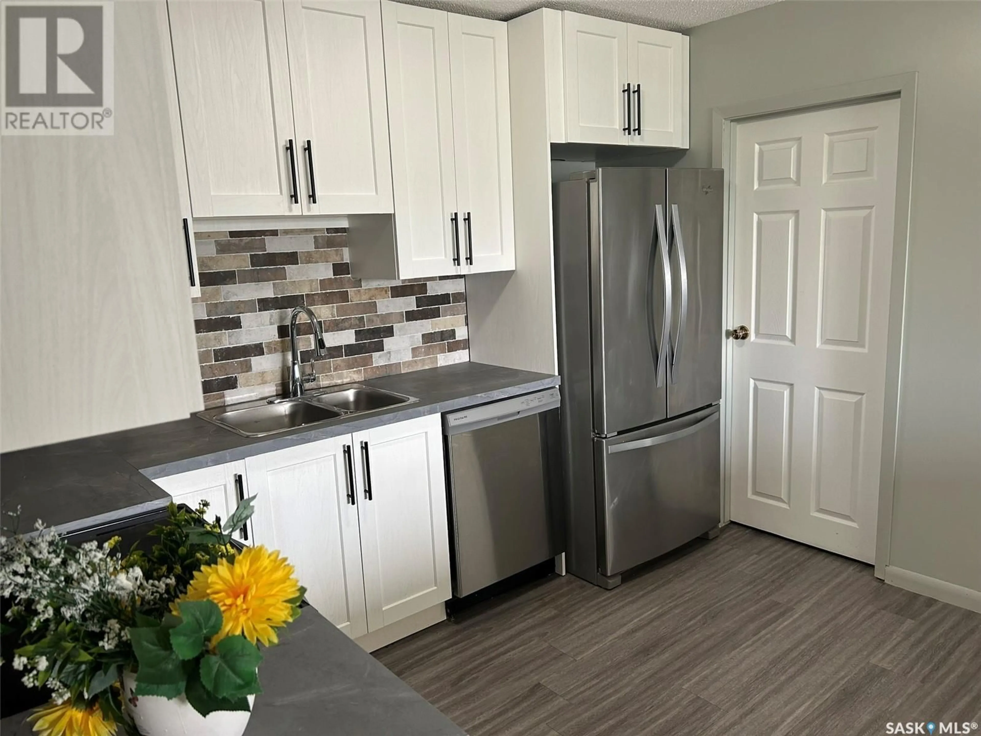Open concept kitchen, ceramic/tile floor for 32 3113 7TH STREET E, Saskatoon Saskatchewan S7H1B2