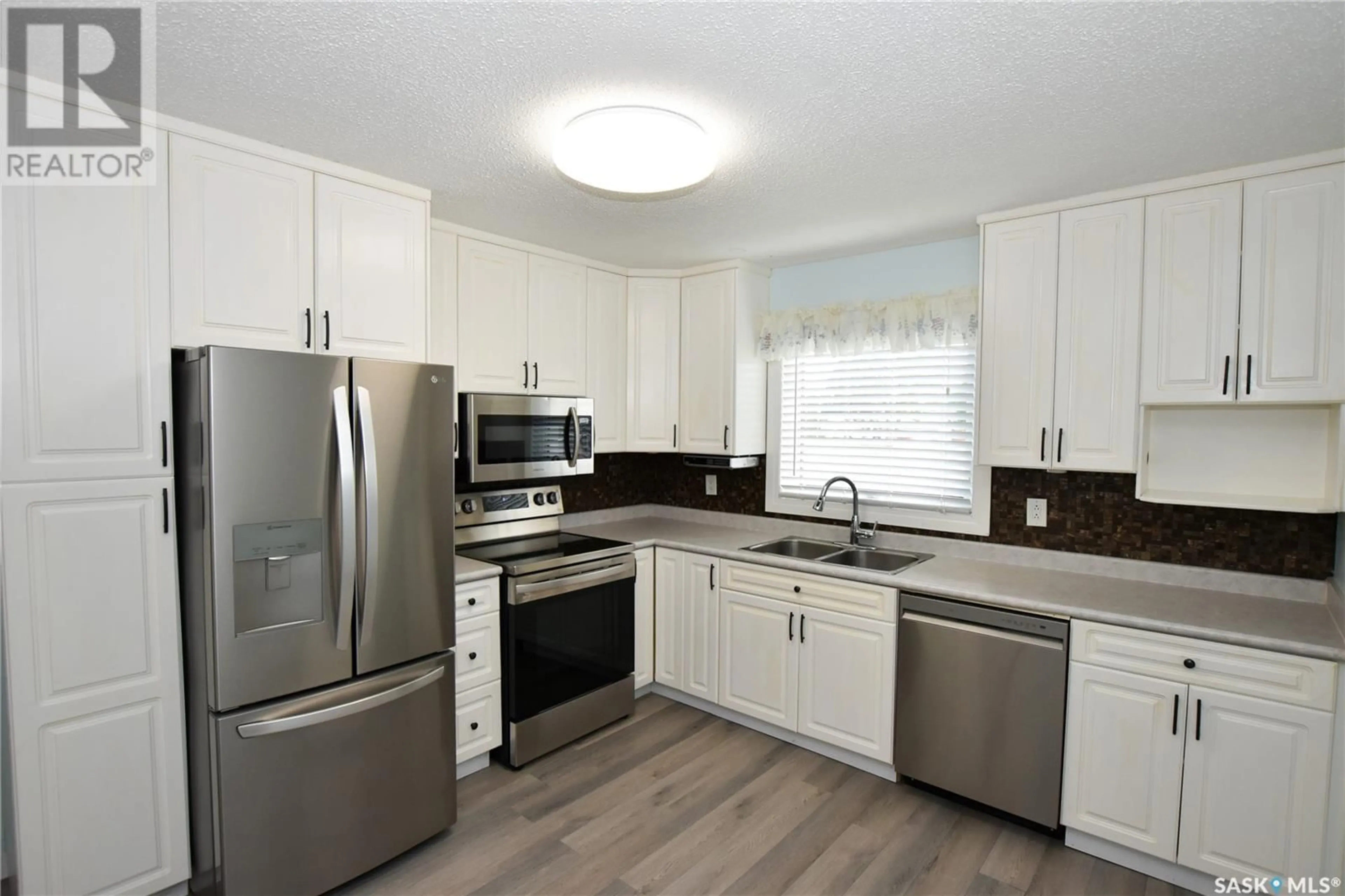 Standard kitchen, unknown for 3417 DIEFENBAKER DRIVE, Saskatoon Saskatchewan S7L4V7