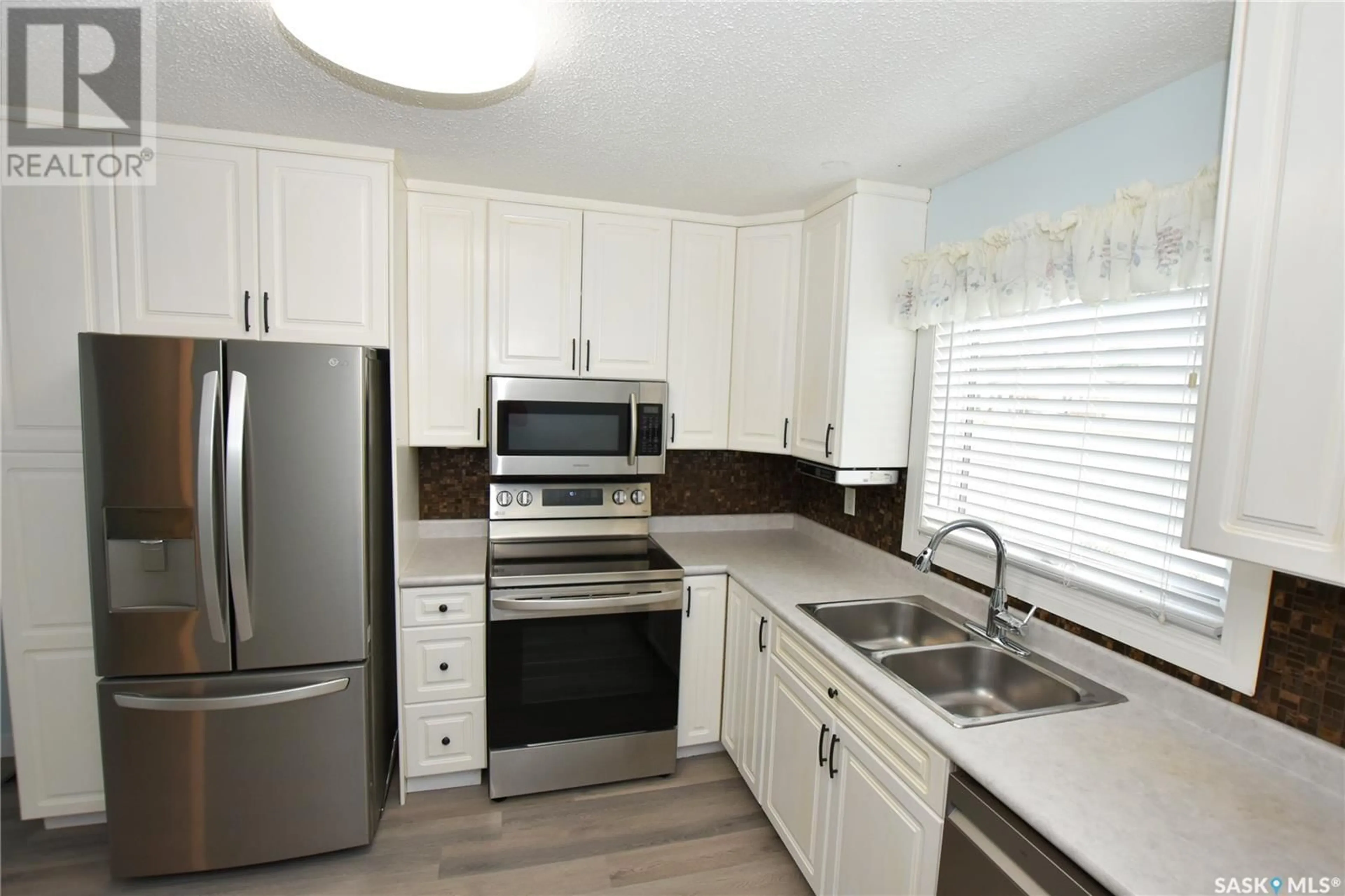 Standard kitchen, unknown for 3417 DIEFENBAKER DRIVE, Saskatoon Saskatchewan S7L4V7