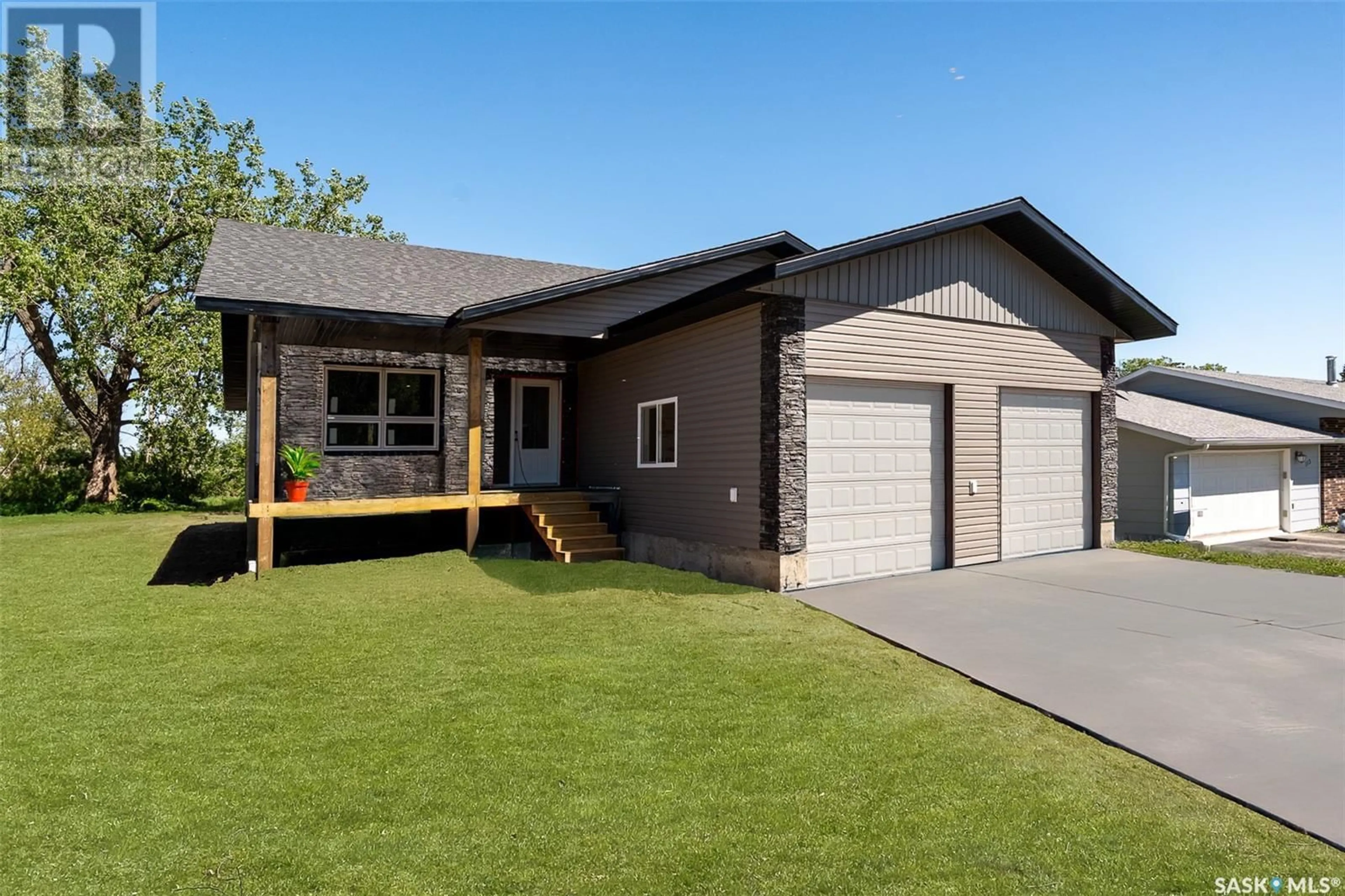 Home with vinyl exterior material, street for 118 KAMAS STREET, Mortlach Saskatchewan S0H3E0