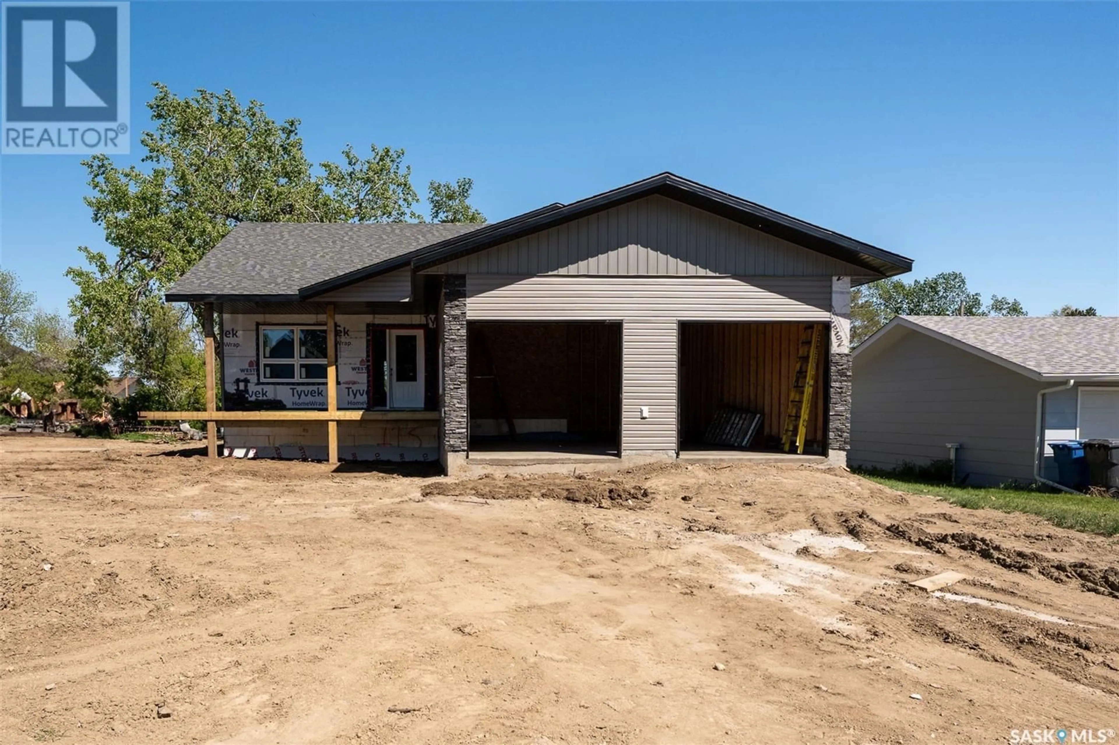 Home with vinyl exterior material, street for 118 KAMAS STREET, Mortlach Saskatchewan S0H3E0