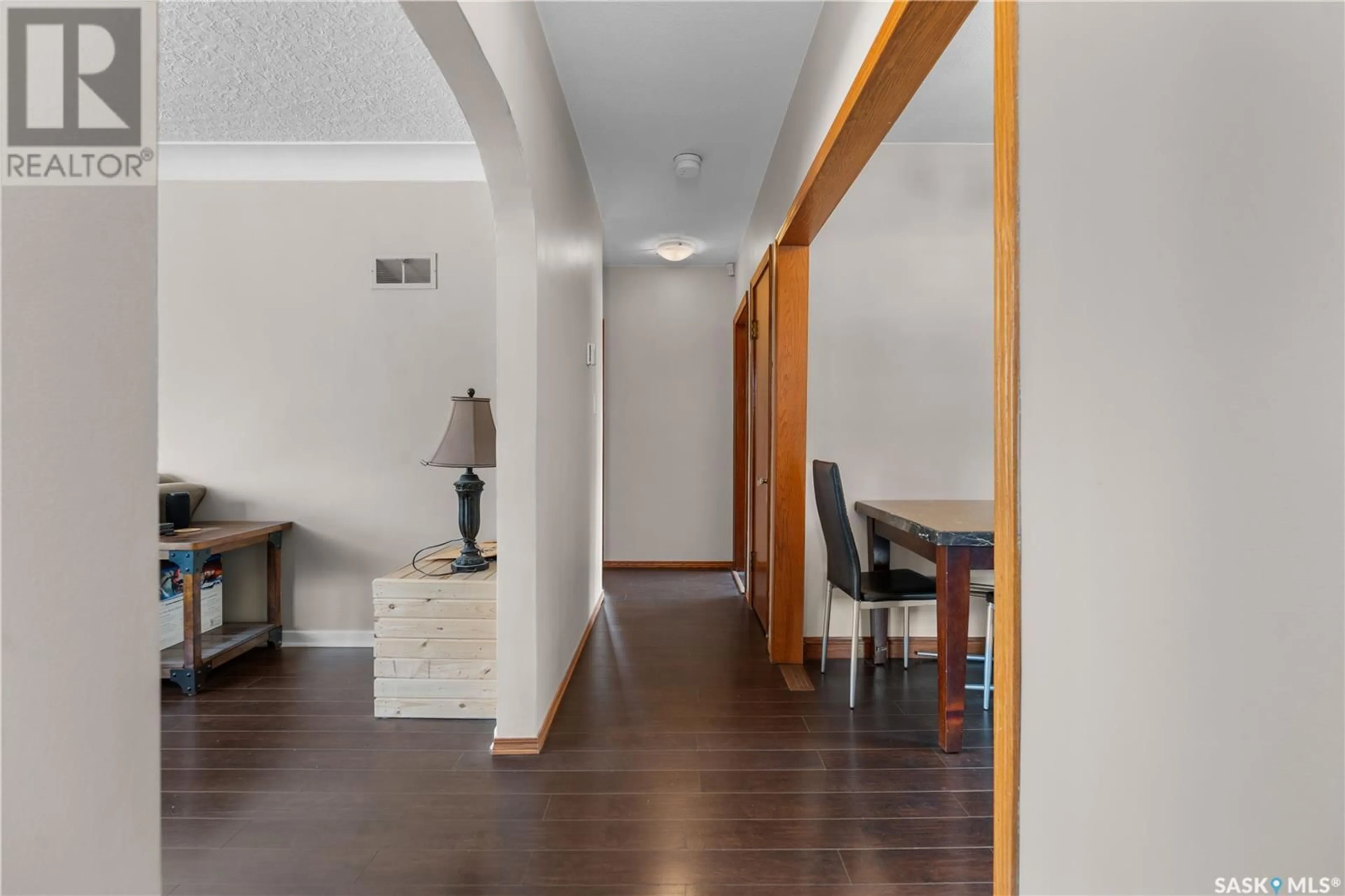 Indoor foyer for 135 COLLEGE AVENUE, Regina Saskatchewan S4N0W4