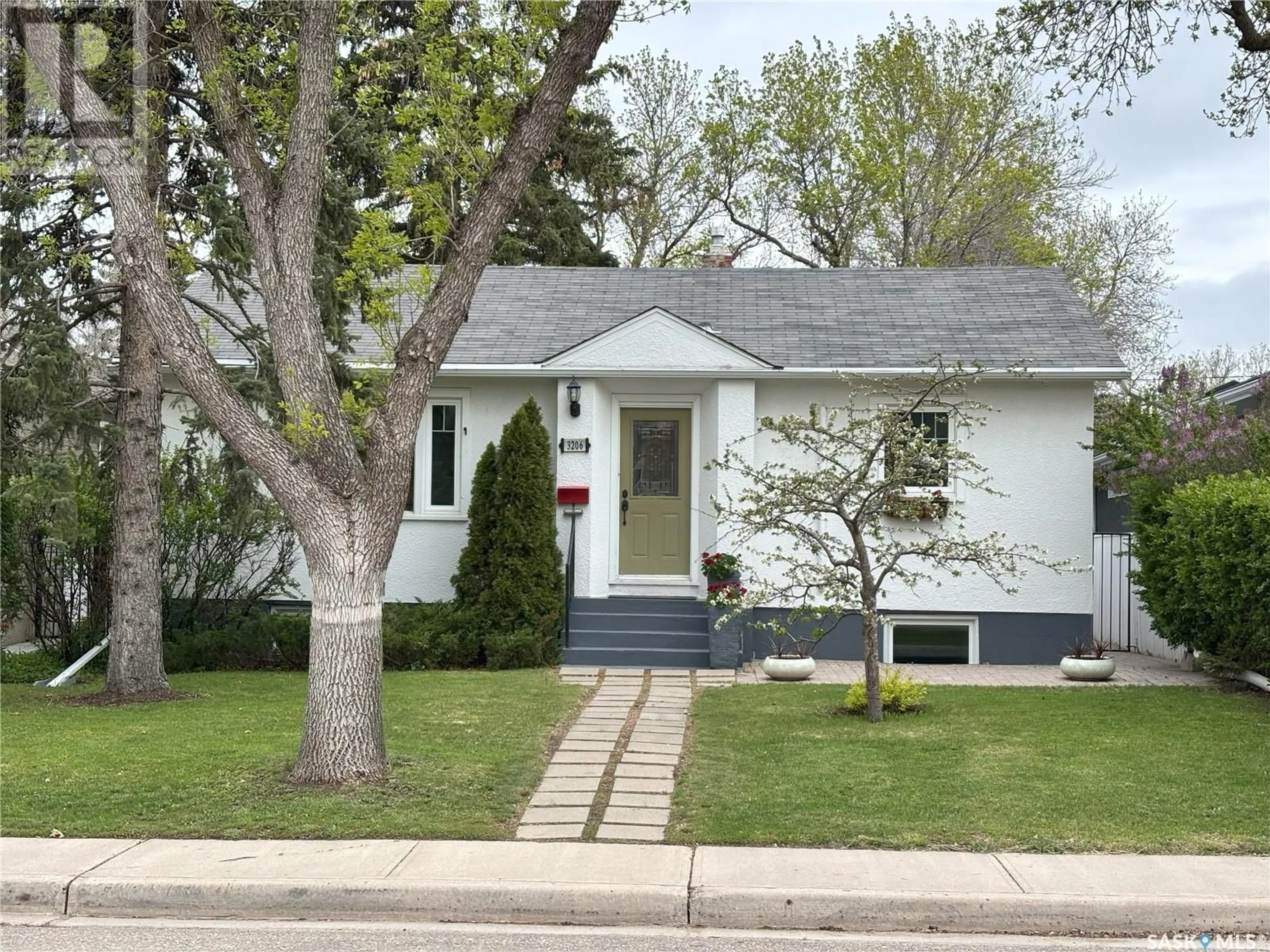 Home with vinyl exterior material, street for 3206 PORTNALL AVENUE, Regina Saskatchewan S4S1A5