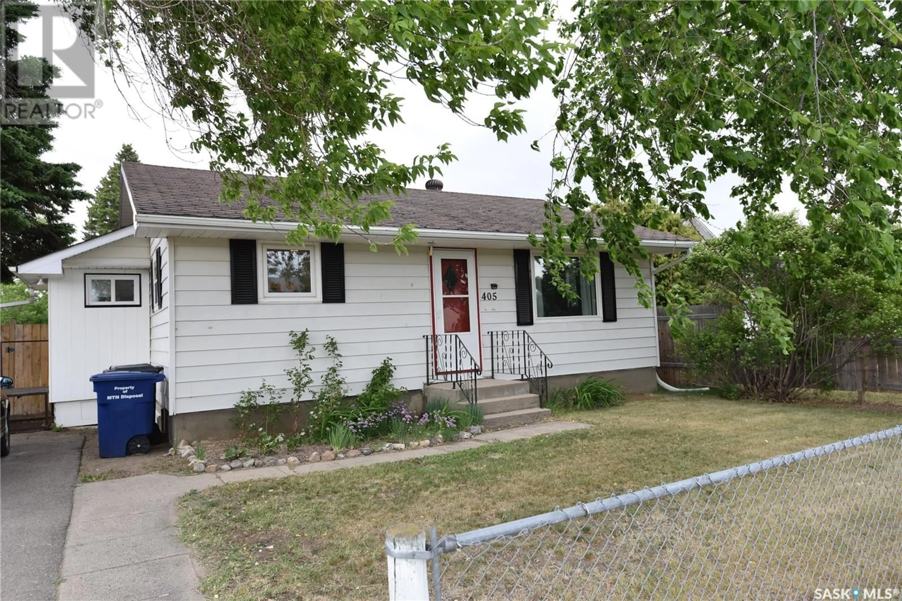 Home with vinyl exterior material, street for 405 1ST STREET, Nipawin Saskatchewan S0E1E0