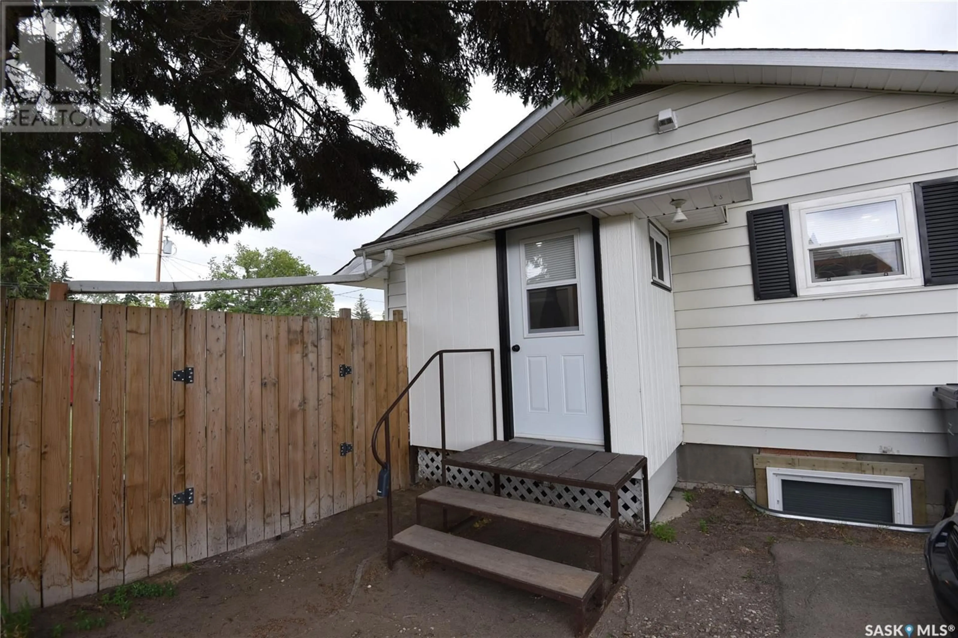 Patio, street for 405 1ST STREET, Nipawin Saskatchewan S0E1E0