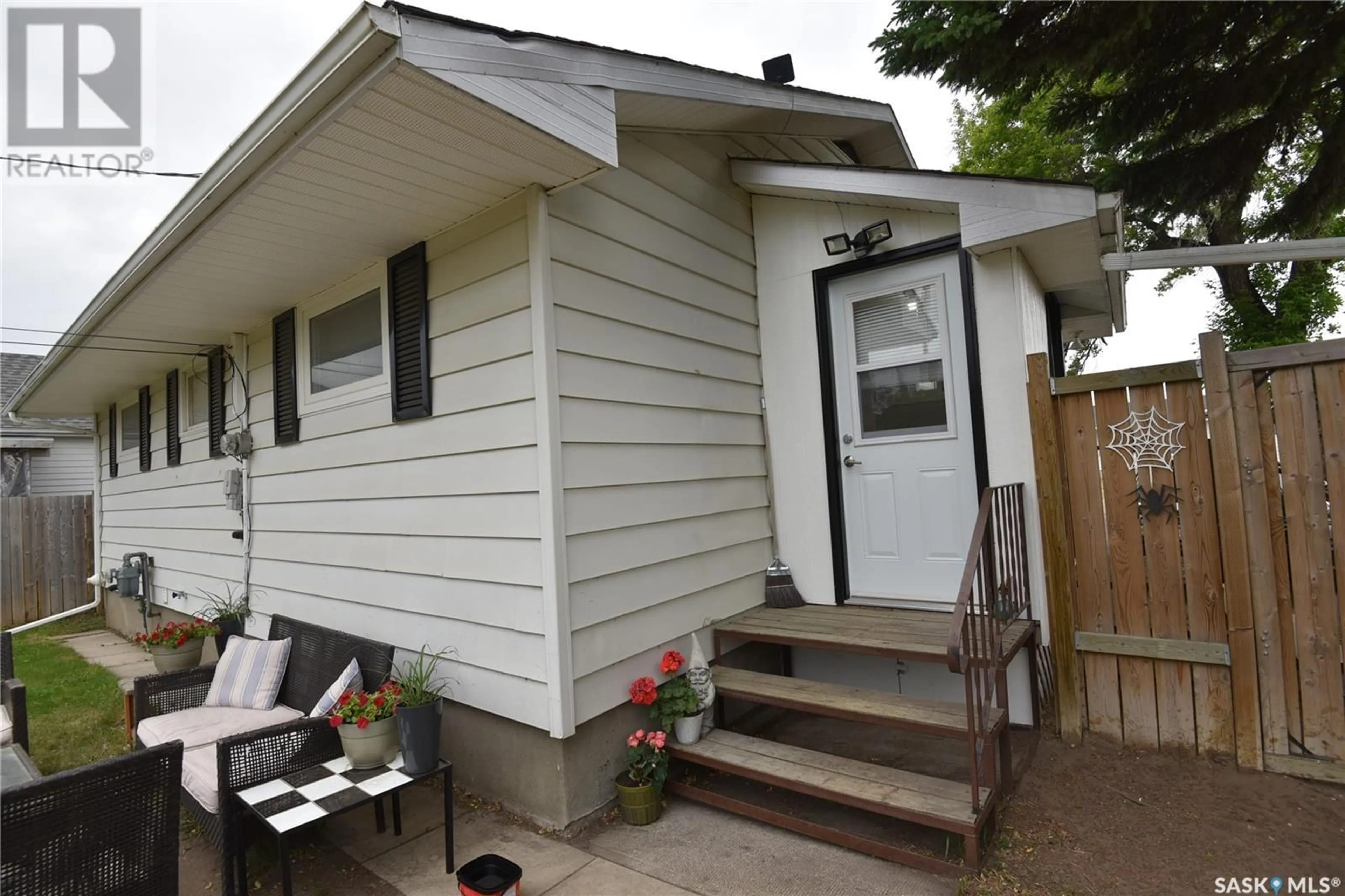 Unknown for 405 1ST STREET, Nipawin Saskatchewan S0E1E0