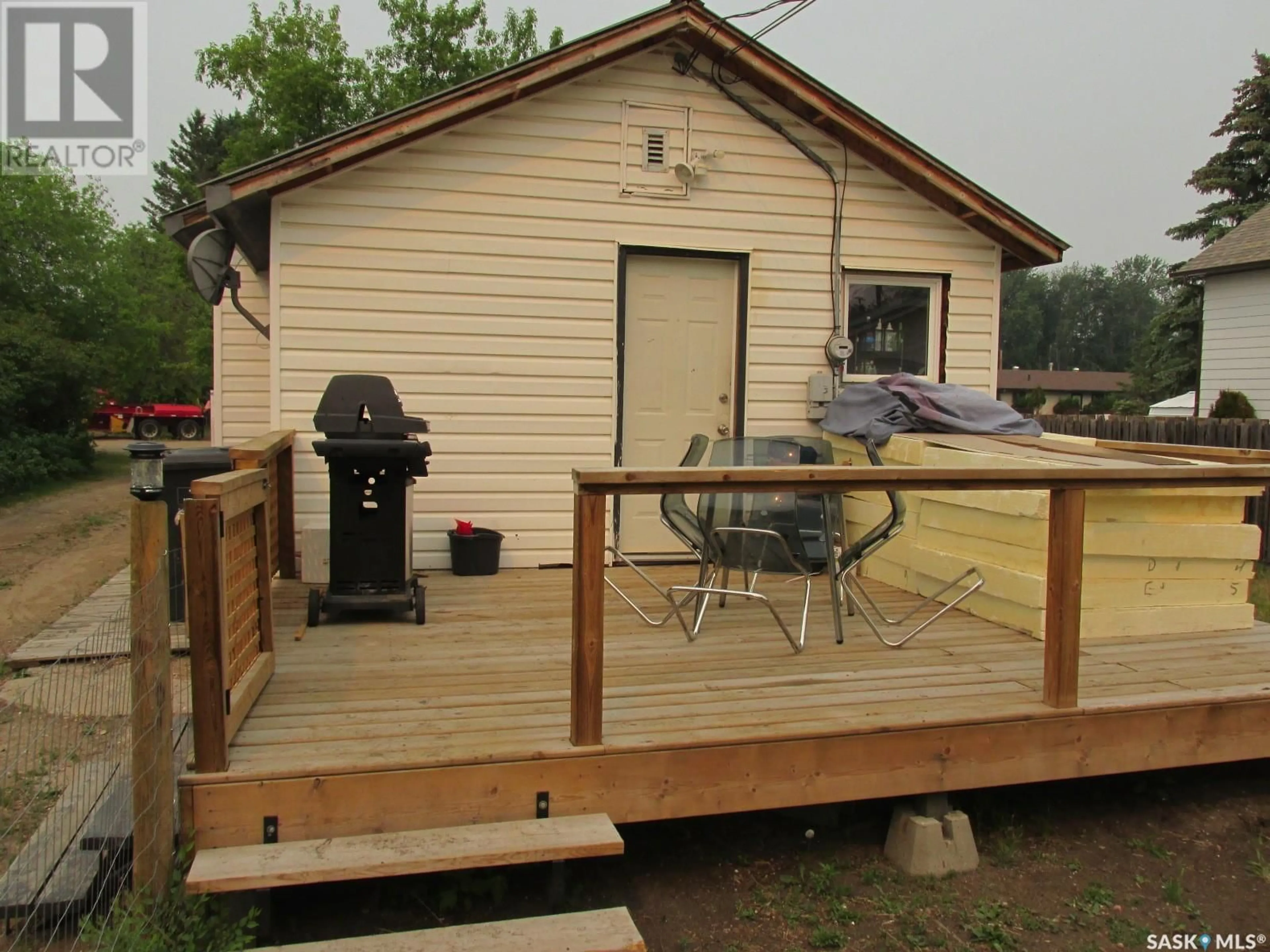 Patio, building for 109 SEYMOUR STREET, Nipawin Saskatchewan S0E1E0
