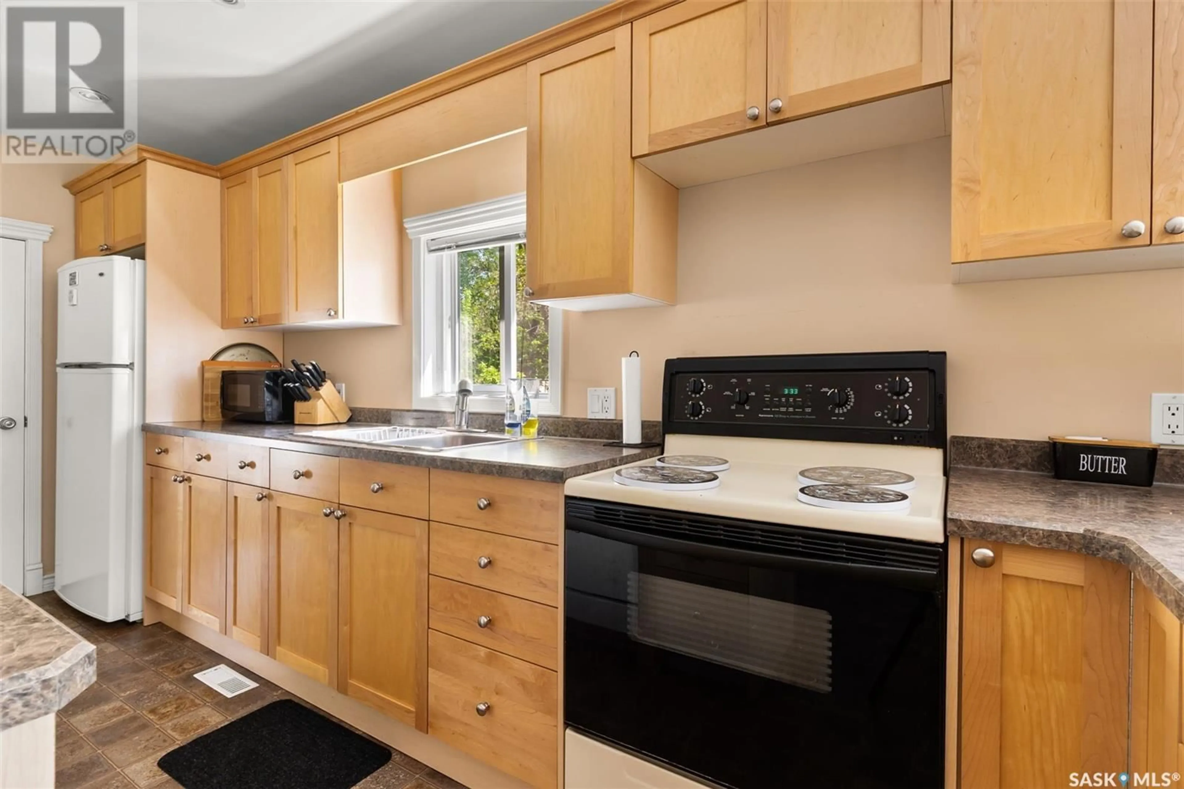 Standard kitchen, unknown for 2353 REYNOLDS STREET, Regina Saskatchewan S4N3N6