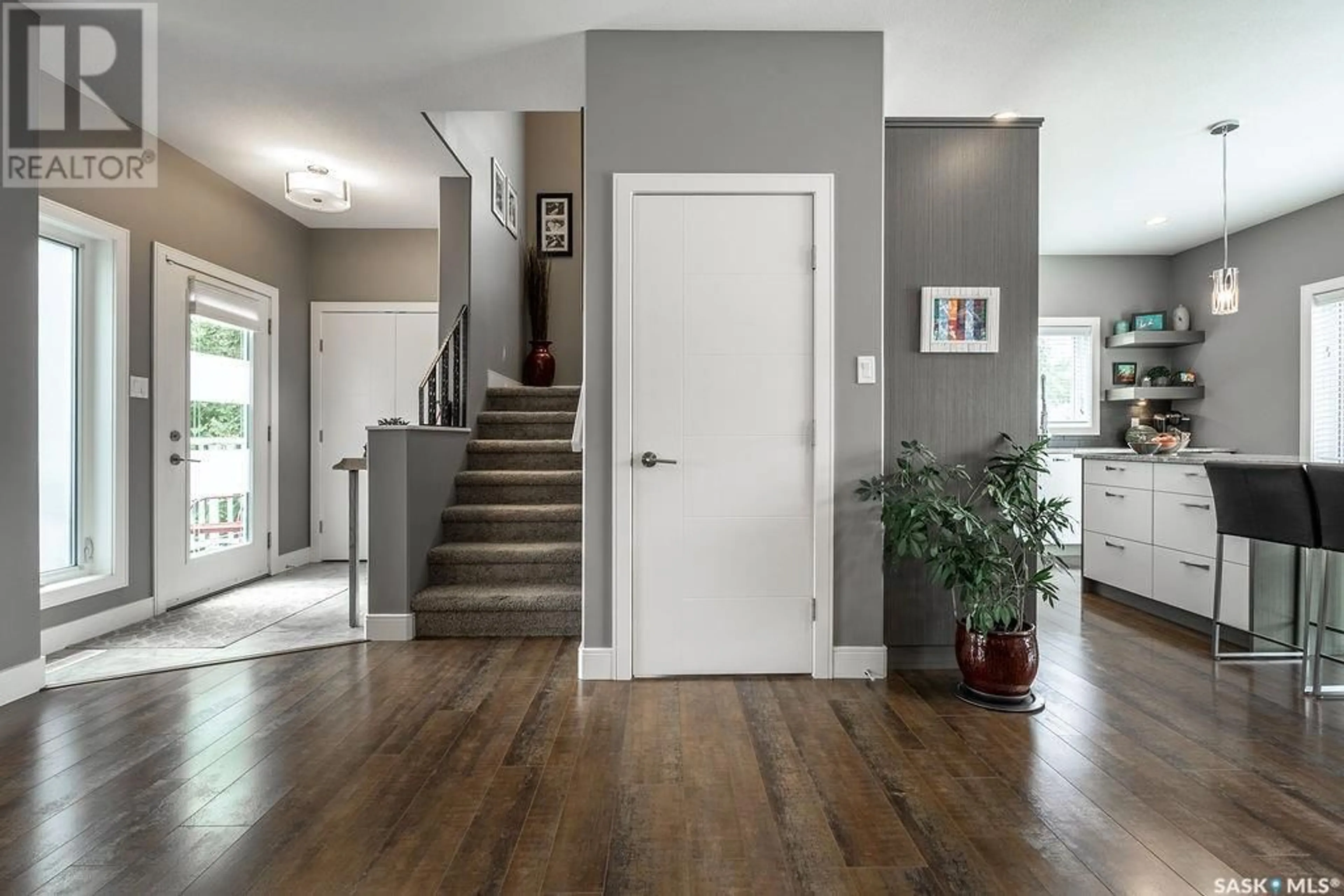Indoor entryway for 2126 BROADWAY AVENUE, Saskatoon Saskatchewan S7J0Y4