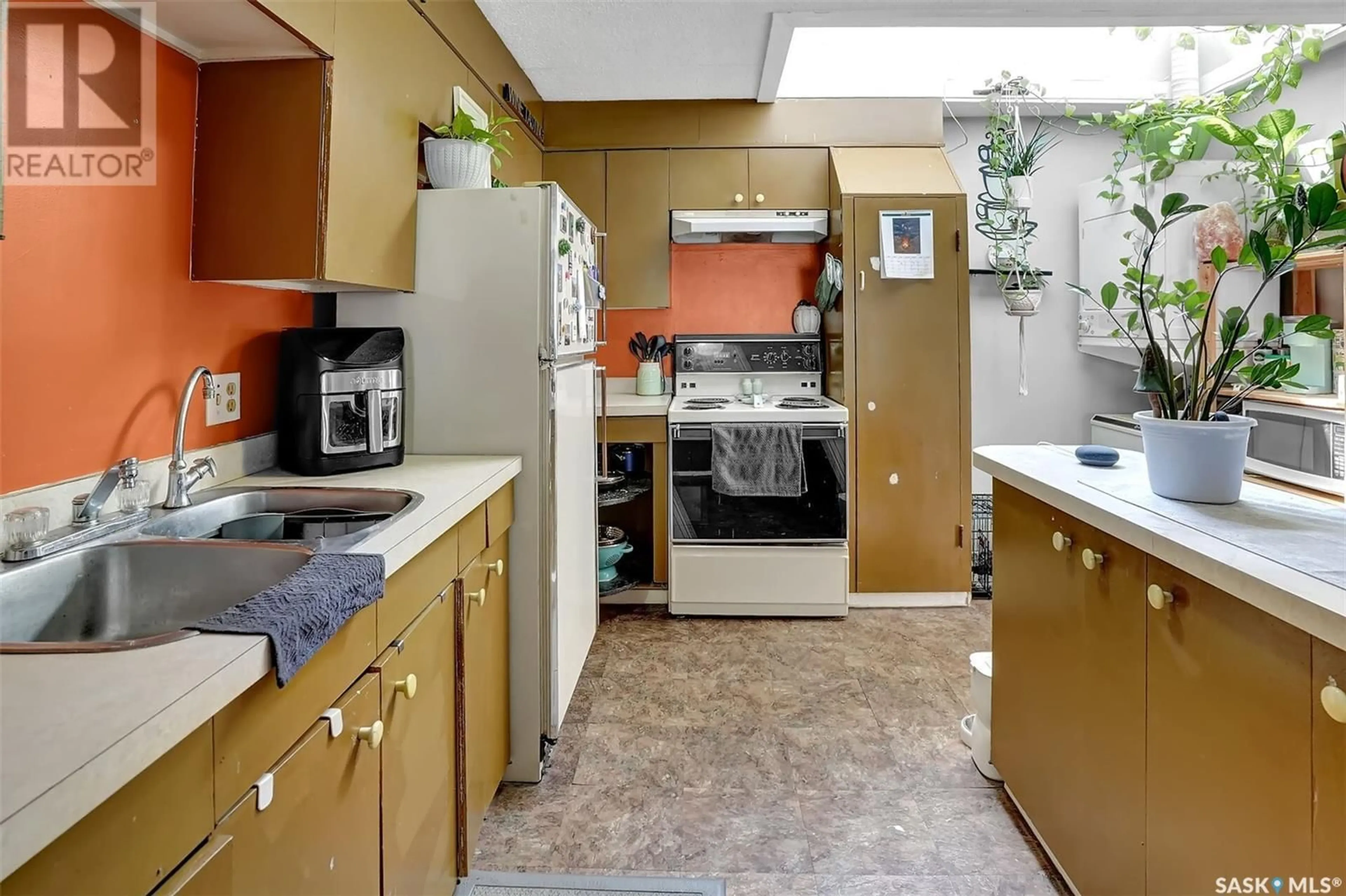 Standard kitchen, ceramic/tile floor for 1221 14TH AVENUE, Regina Saskatchewan S4N0T8