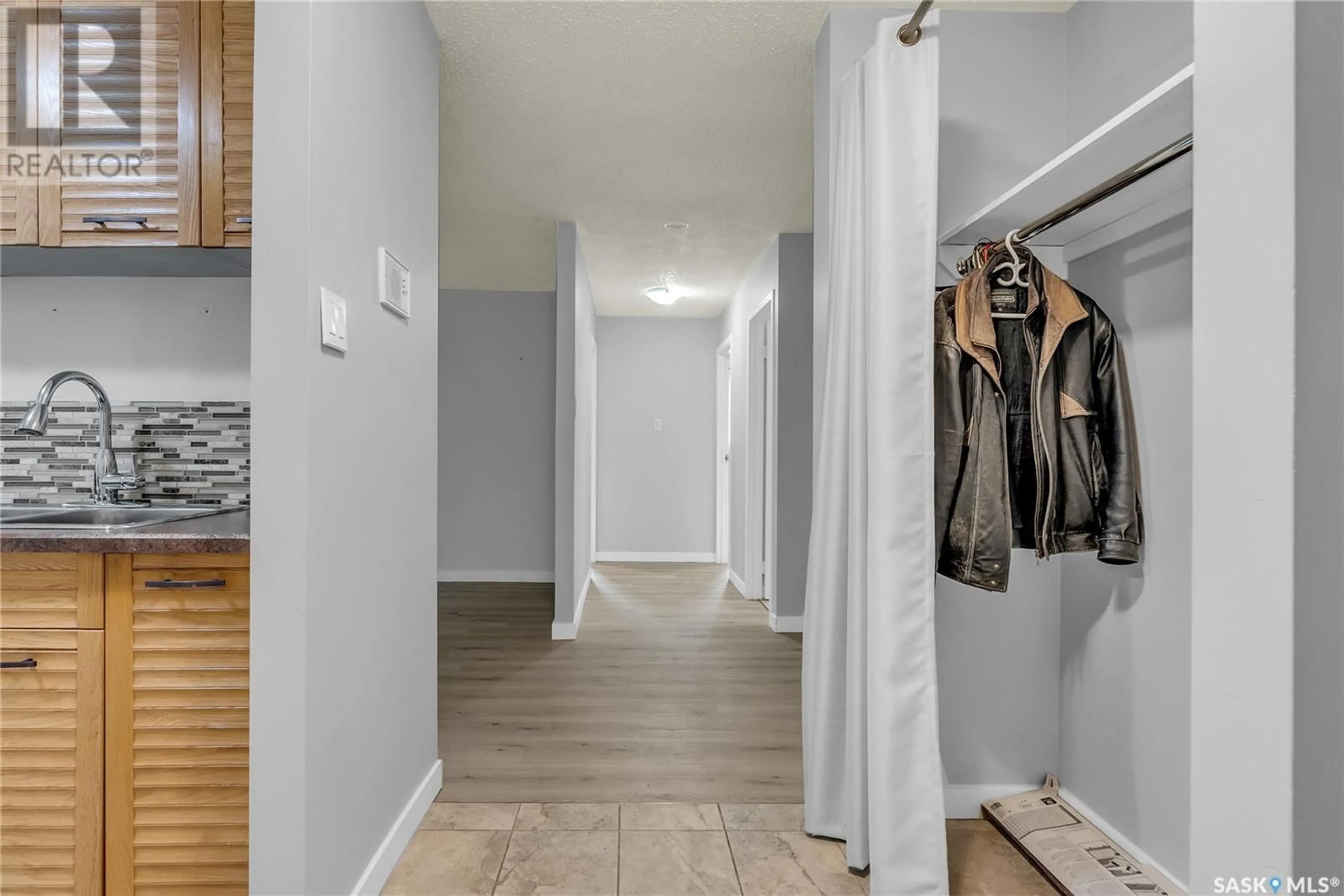 Indoor entryway for 117 - 4230 DEGEER STREET, Saskatoon Saskatchewan S7H5G9