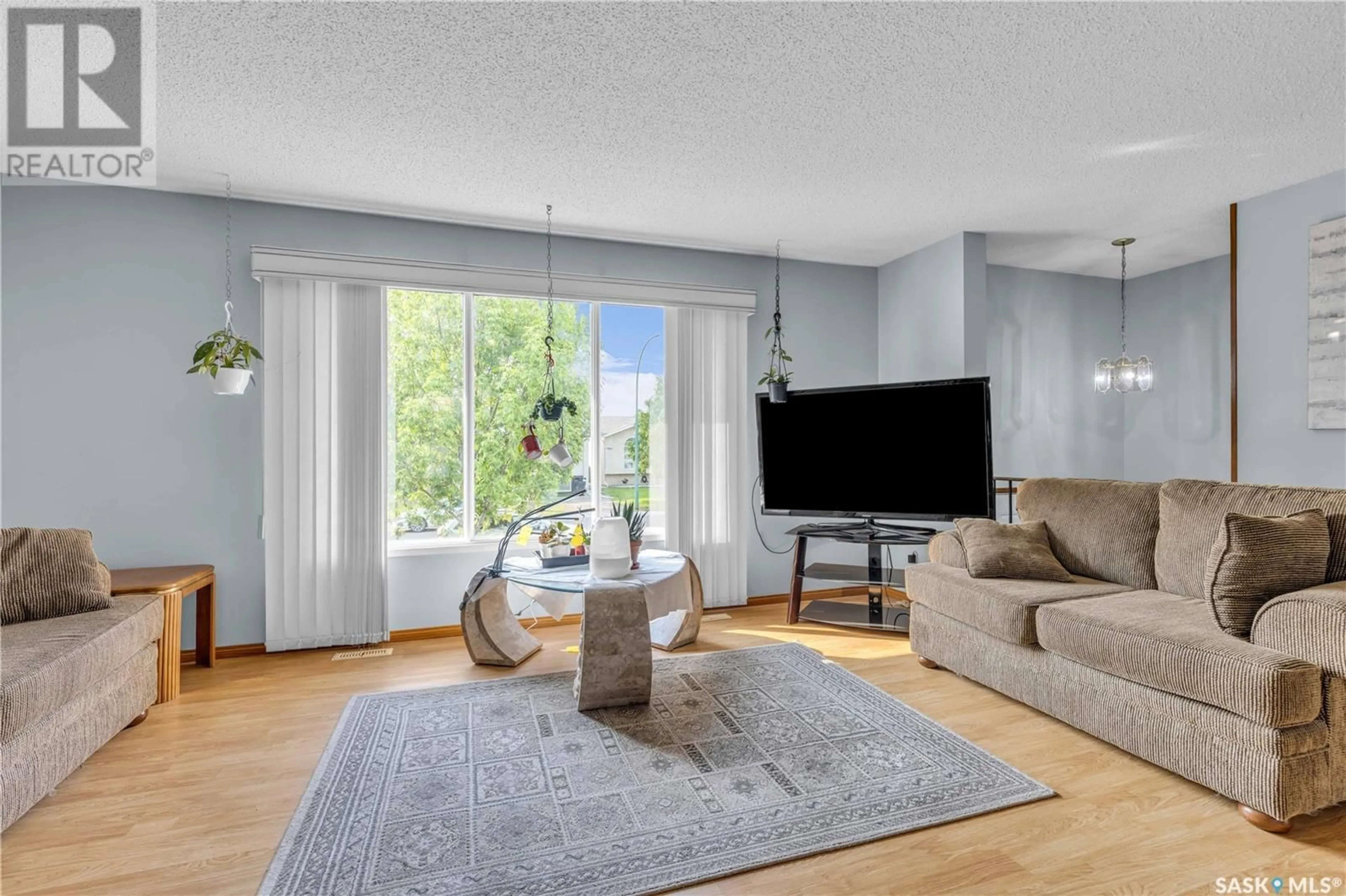 Living room with furniture, unknown for 139 BATOCHE CRESCENT, Saskatoon Saskatchewan S7M5B2