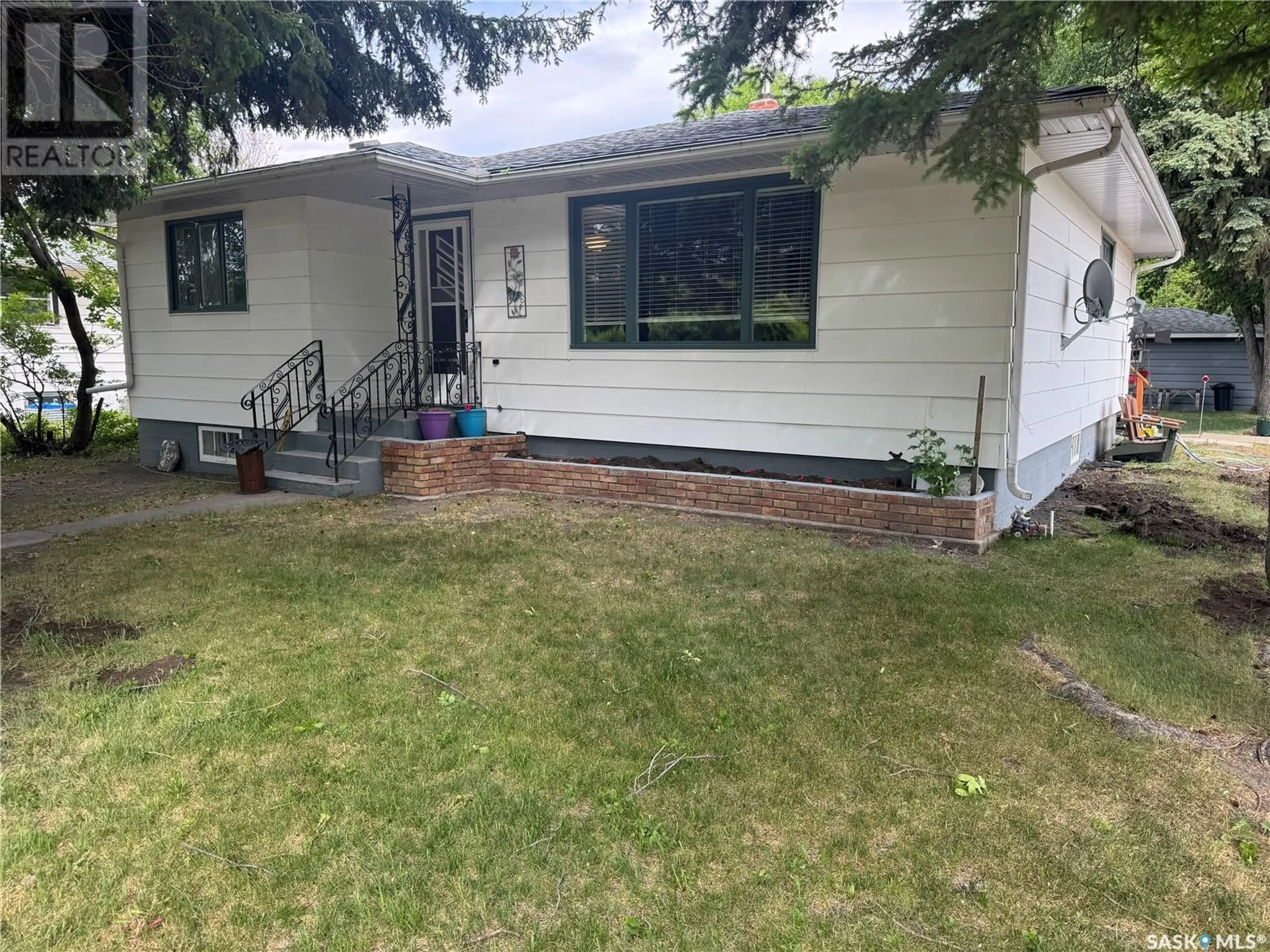 Home with vinyl exterior material, street for 401 2ND AVENUE, Jansen Saskatchewan S0K2B0