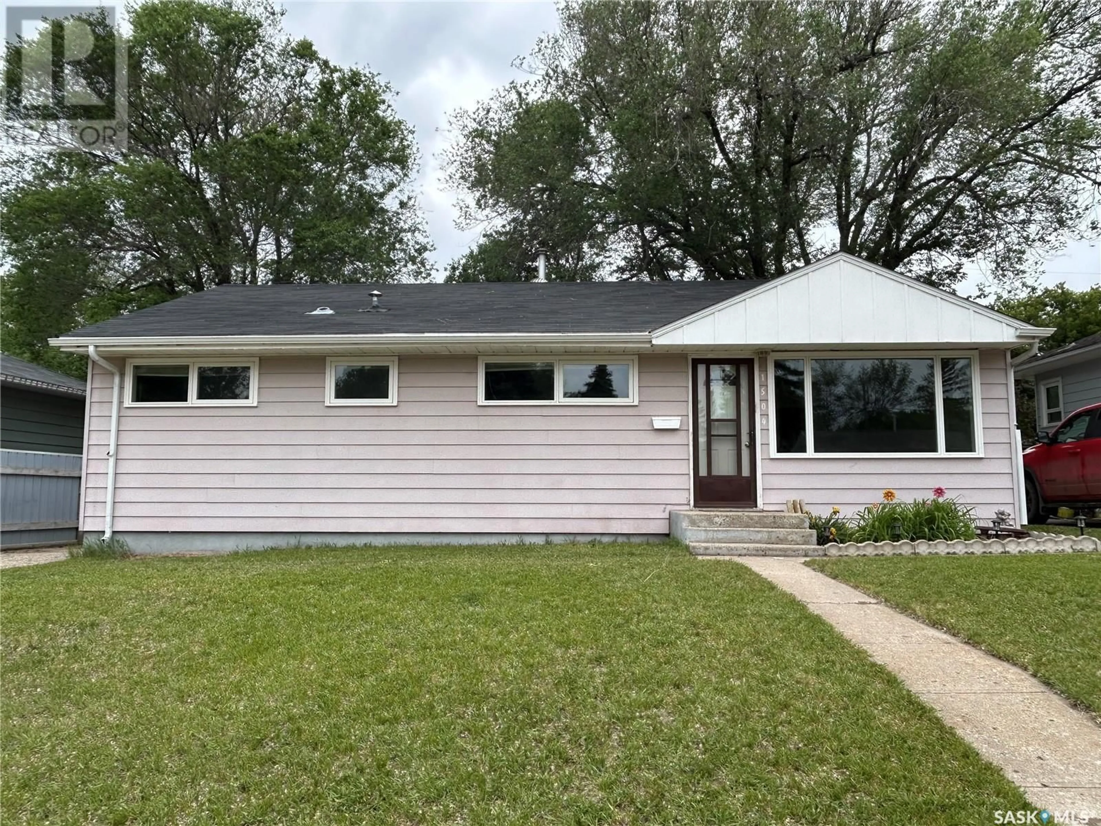 Home with vinyl exterior material, street for 1504 THORN CRESCENT, Estevan Saskatchewan S4A1V6