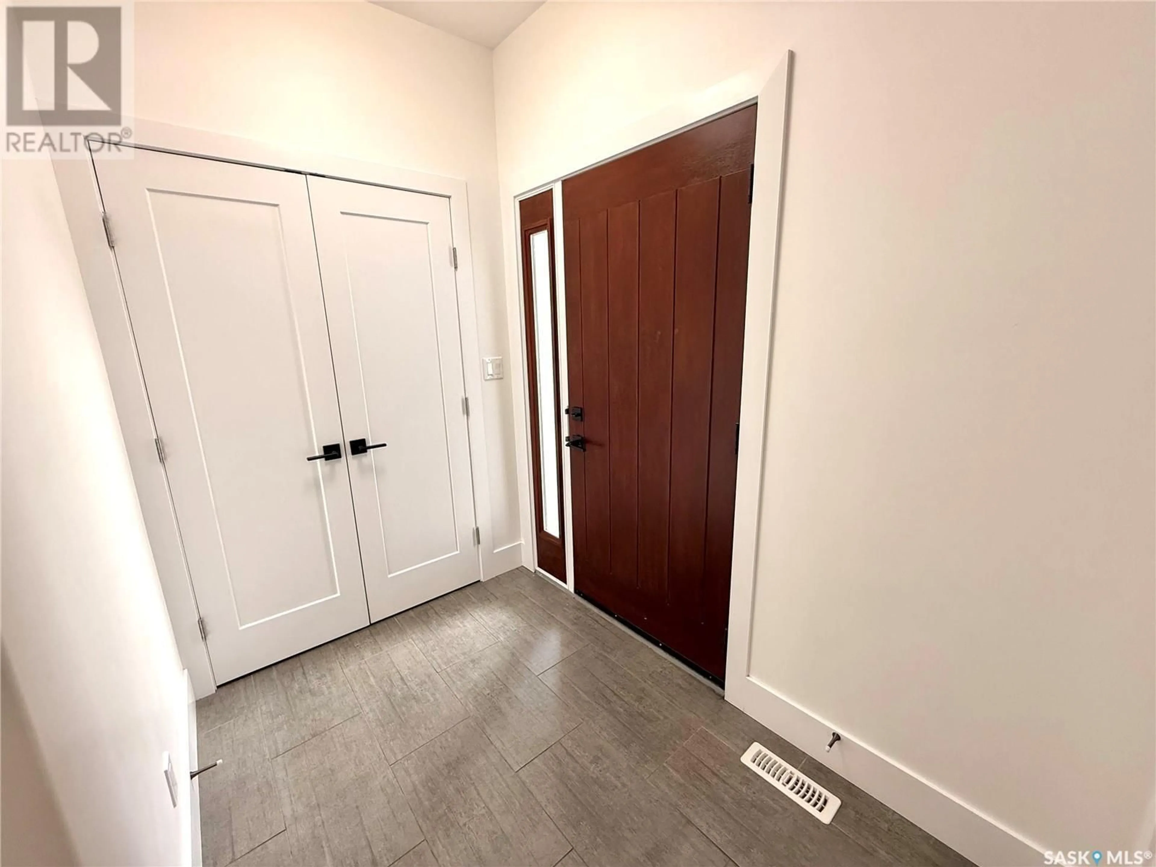 Indoor entryway for 26 533 4TH AVENUE NE, Swift Current Saskatchewan S9H2J9